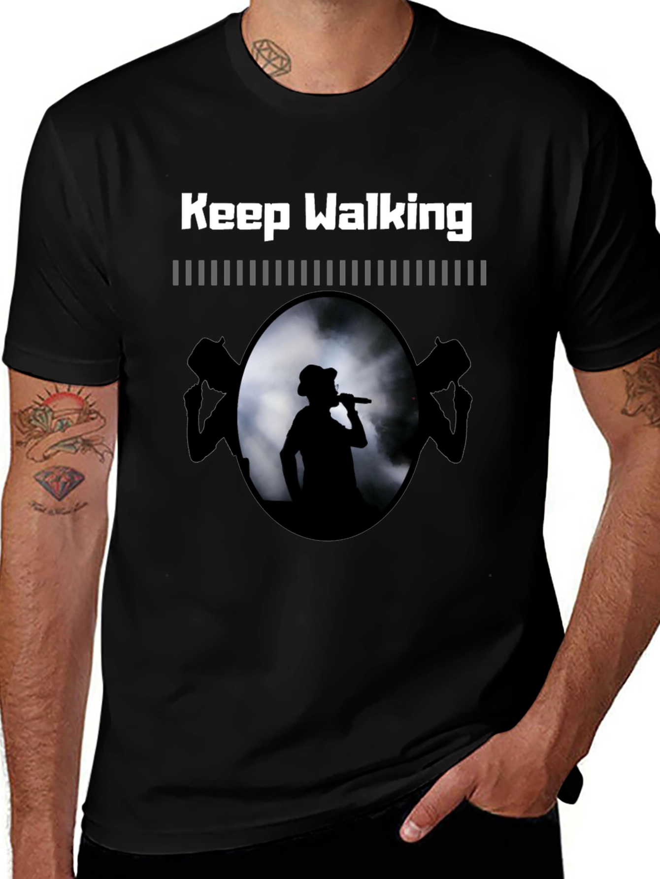 Camiseta Negra Keep Walking con Diseño de Concierto