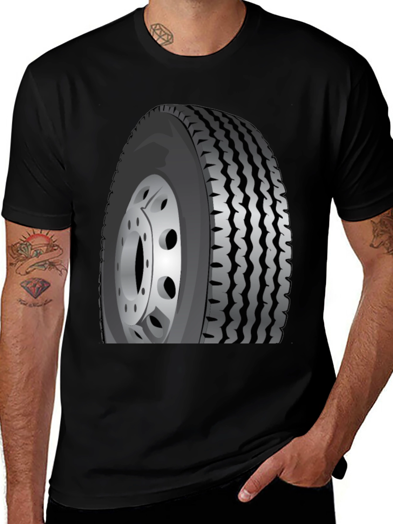 Camiseta Negra con Diseño de Llanta de Camión