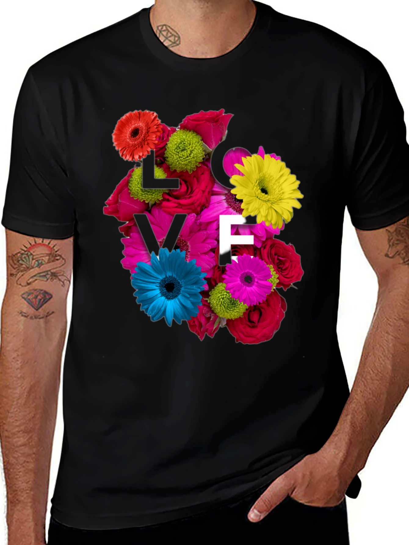 Camiseta Negra con Diseño Floral LOVE