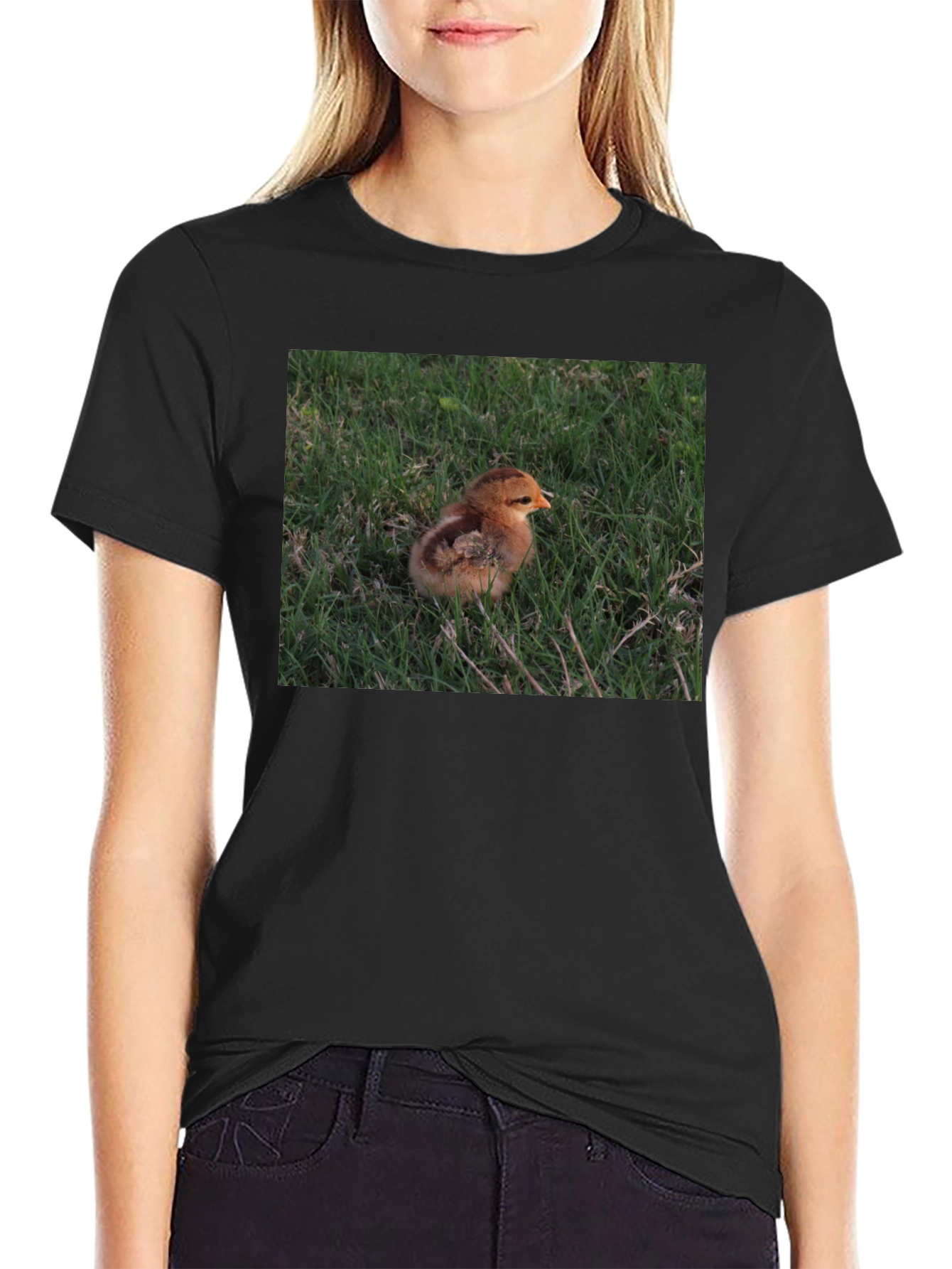 Camiseta Negra con Diseño de Pollito en el Césped