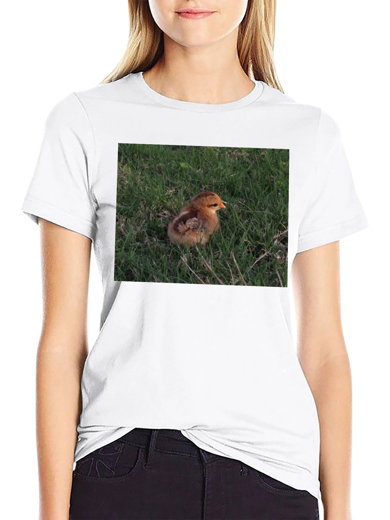Camiseta Negra con Diseño de Pollito en el Césped