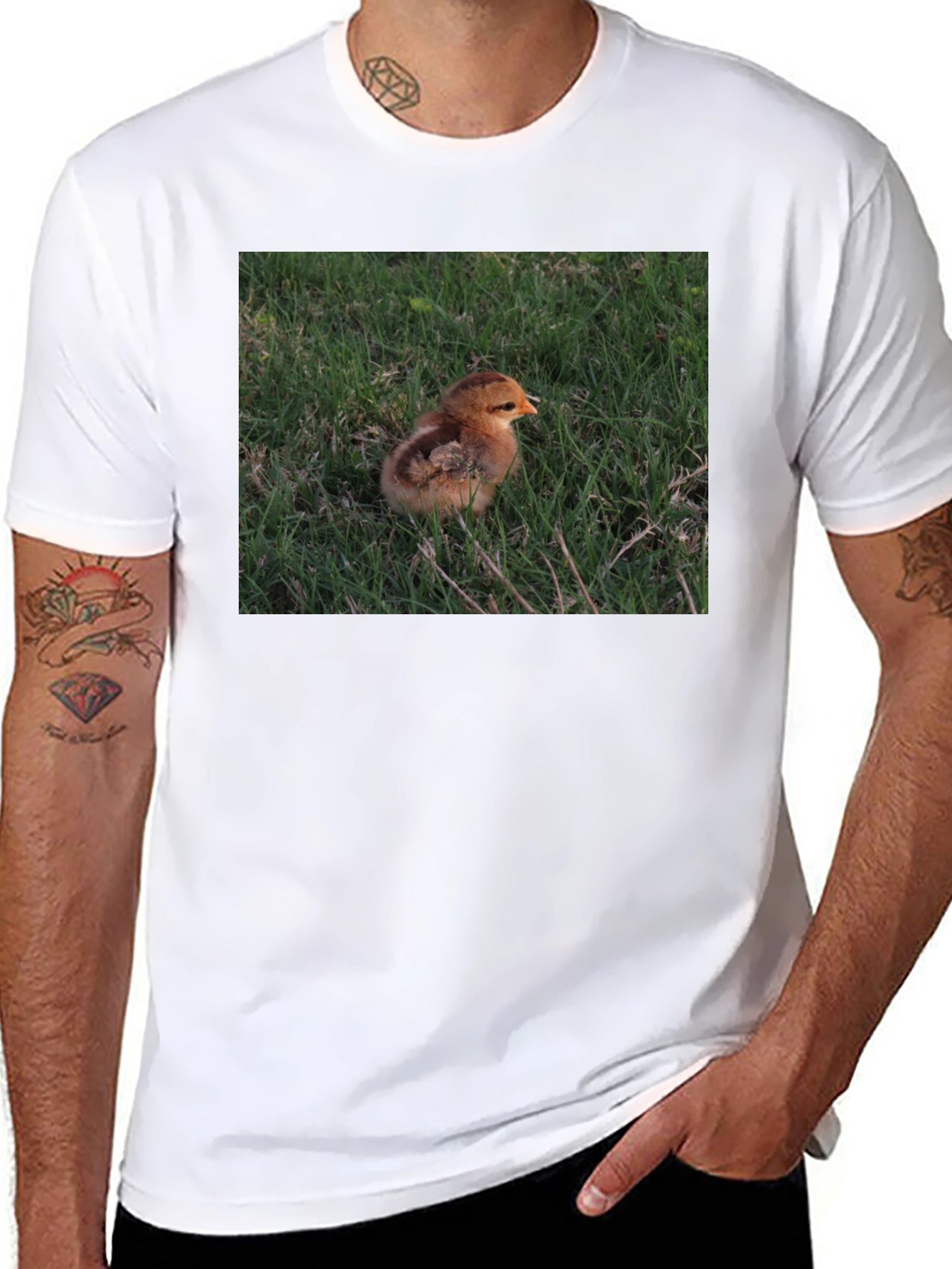 Camiseta Negra con Diseño de Pollito en el Césped
