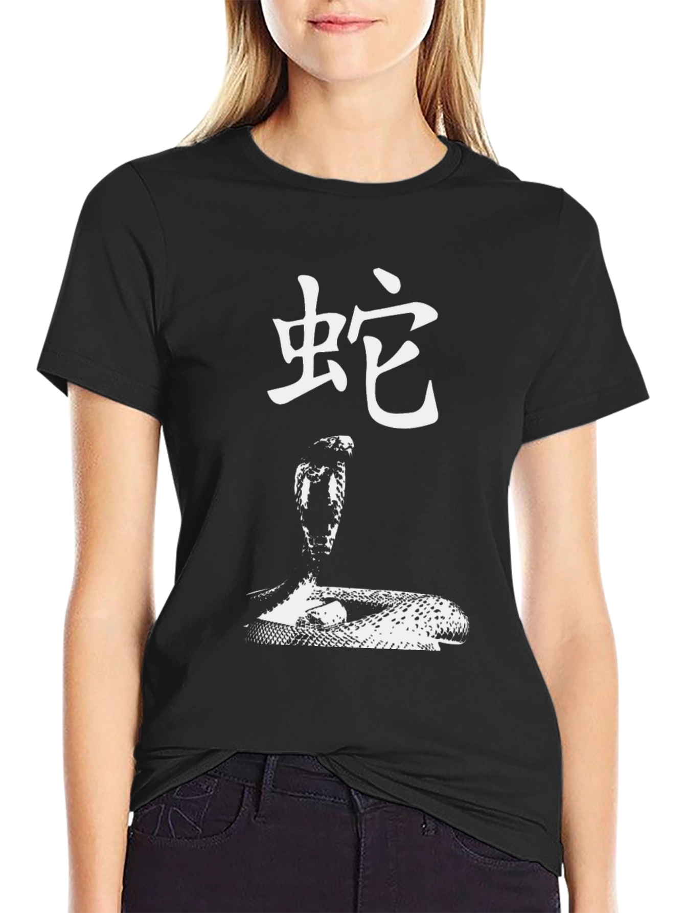 Camiseta Negra con Diseño de Serpiente Cobra