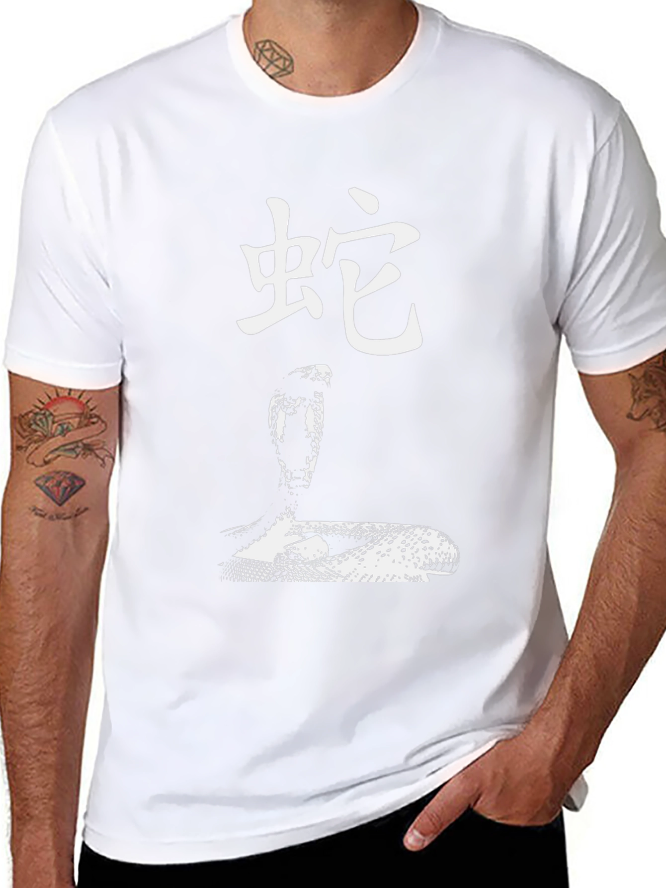 Camiseta Negra con Diseño de Serpiente Cobra