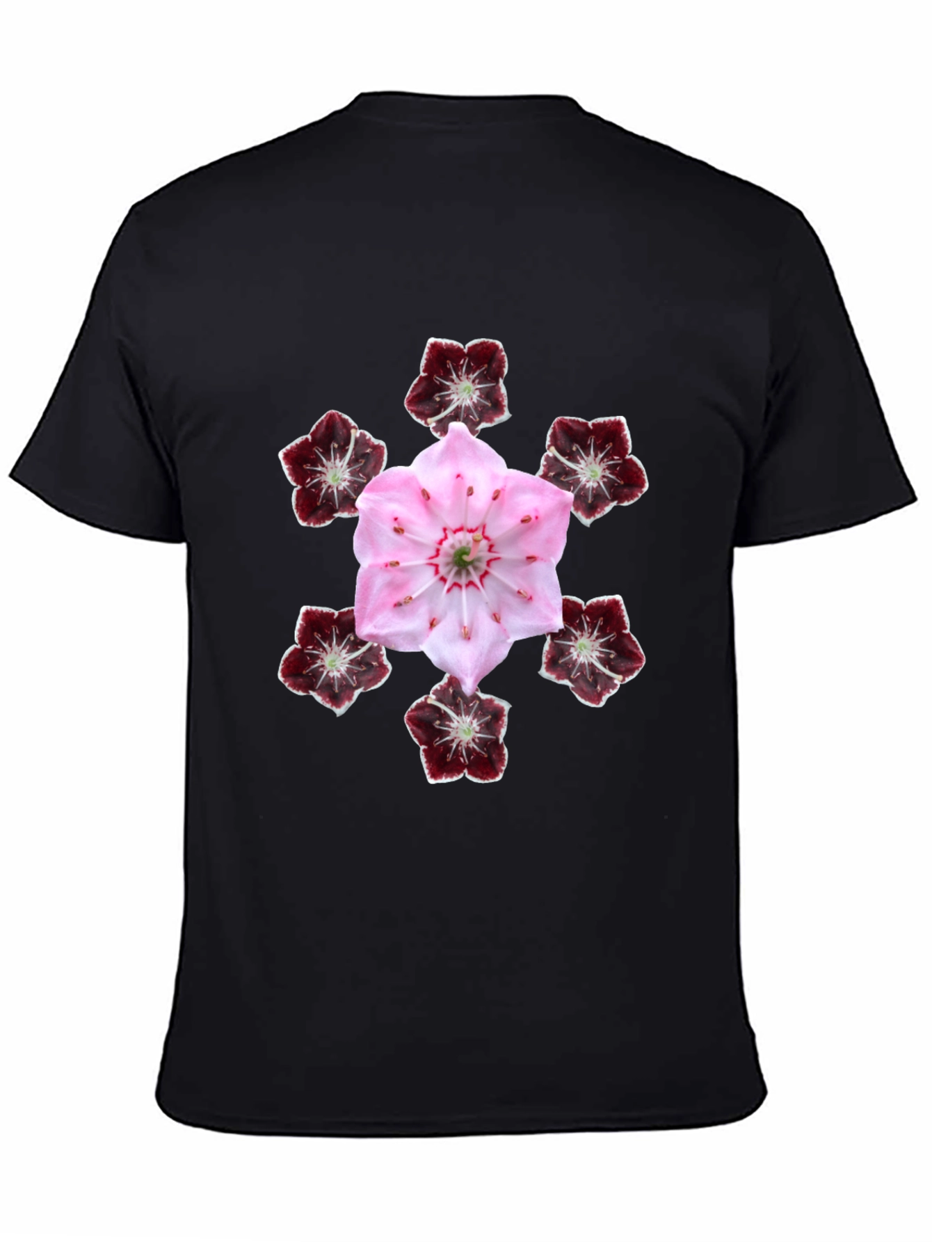 Camiseta Negra con Diseño Floral de Montaña