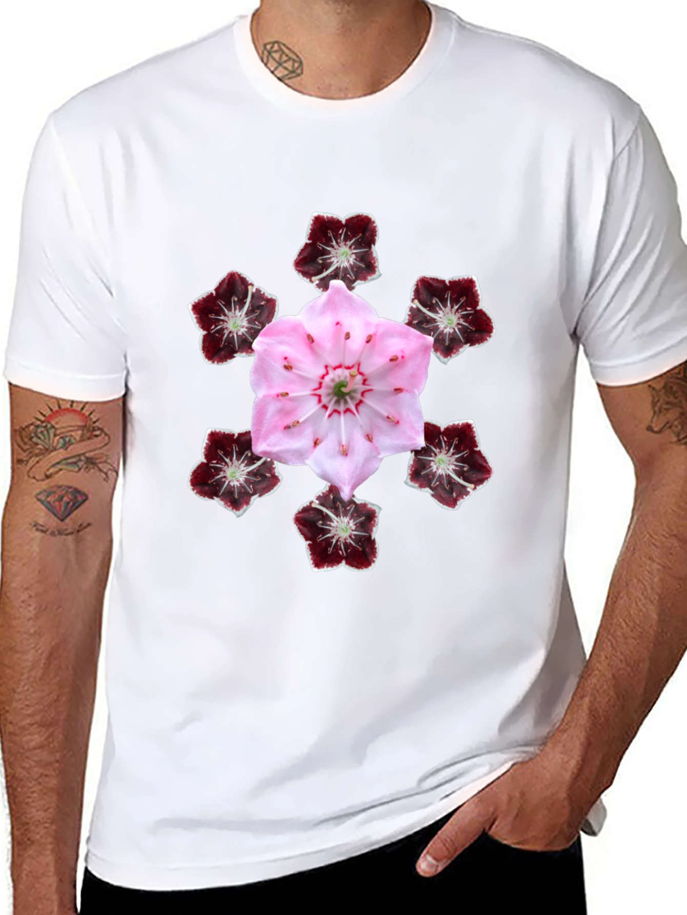 Camiseta Negra con Diseño Floral de Montaña