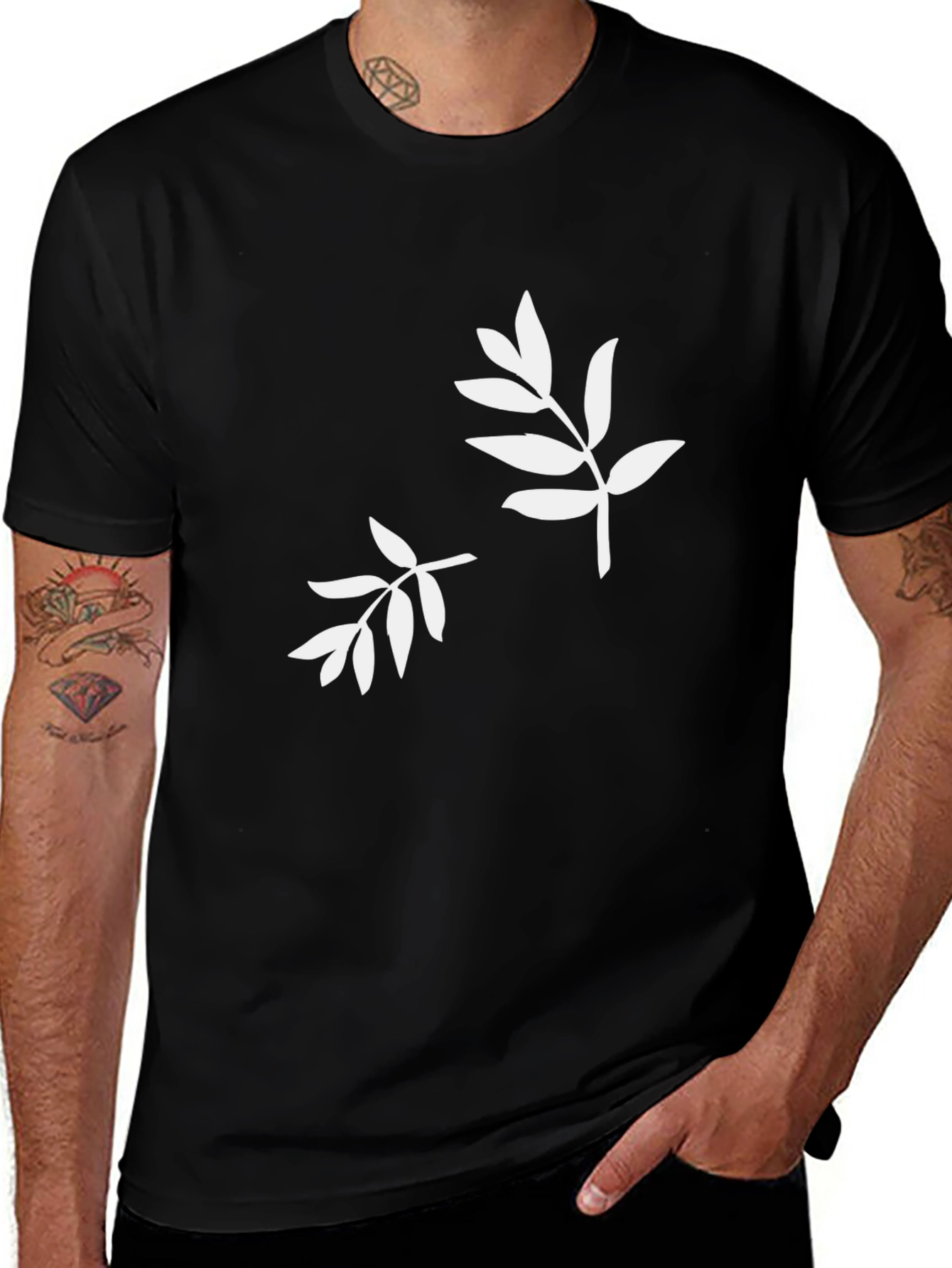 Camiseta Negra con Estampado de Hojas Blancas