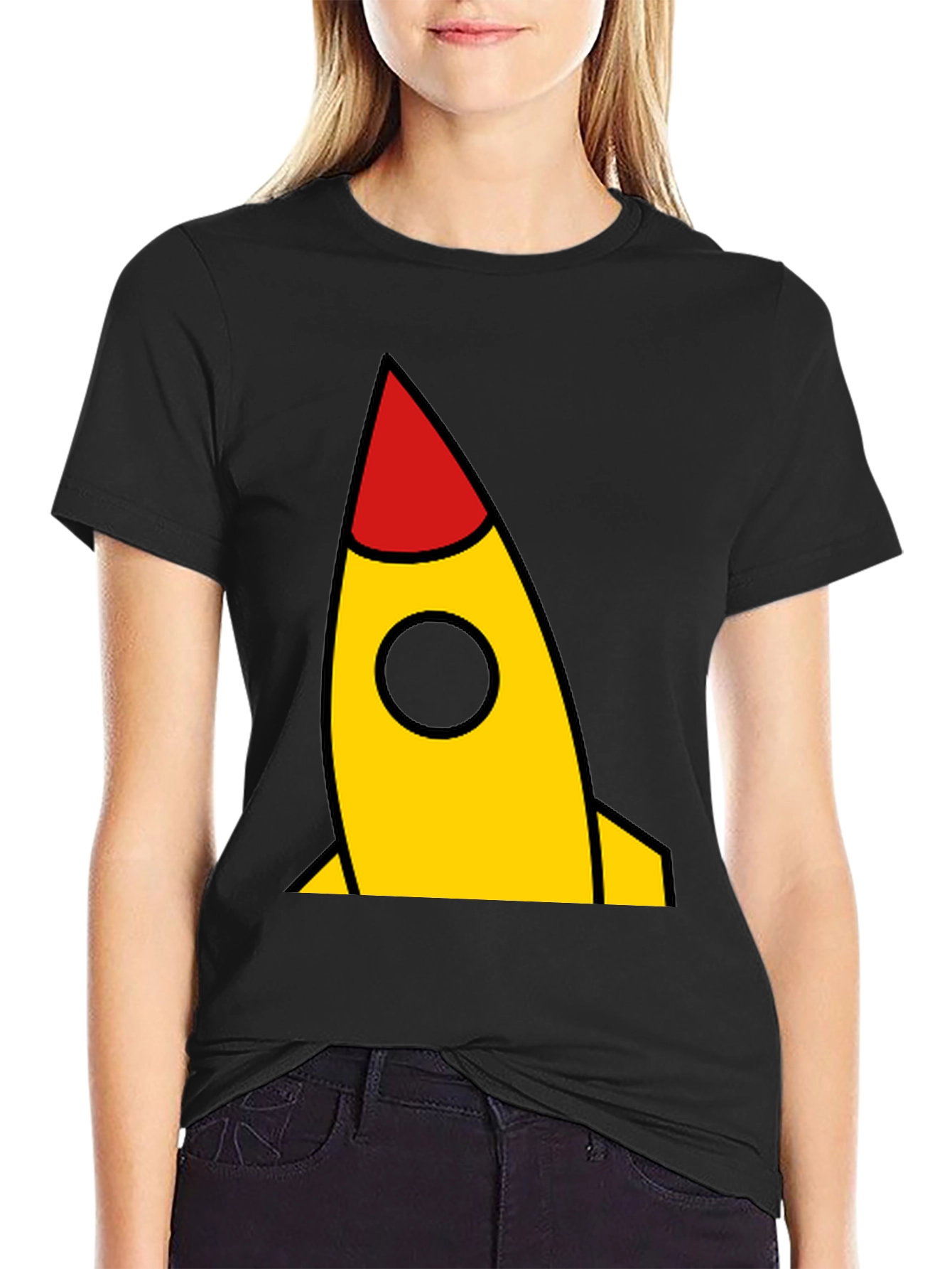 Camiseta Negra con Cohete Amarillo y Rojo
