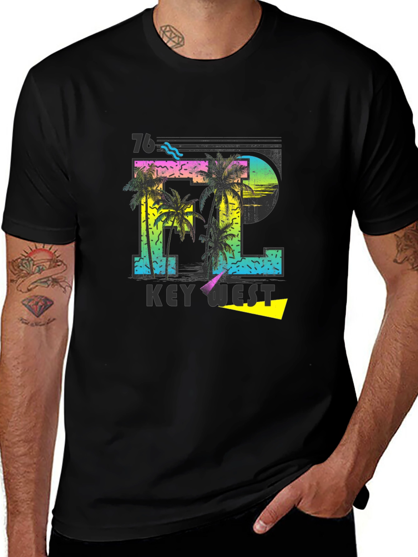 Camiseta Negra con Diseño Tropical Key West