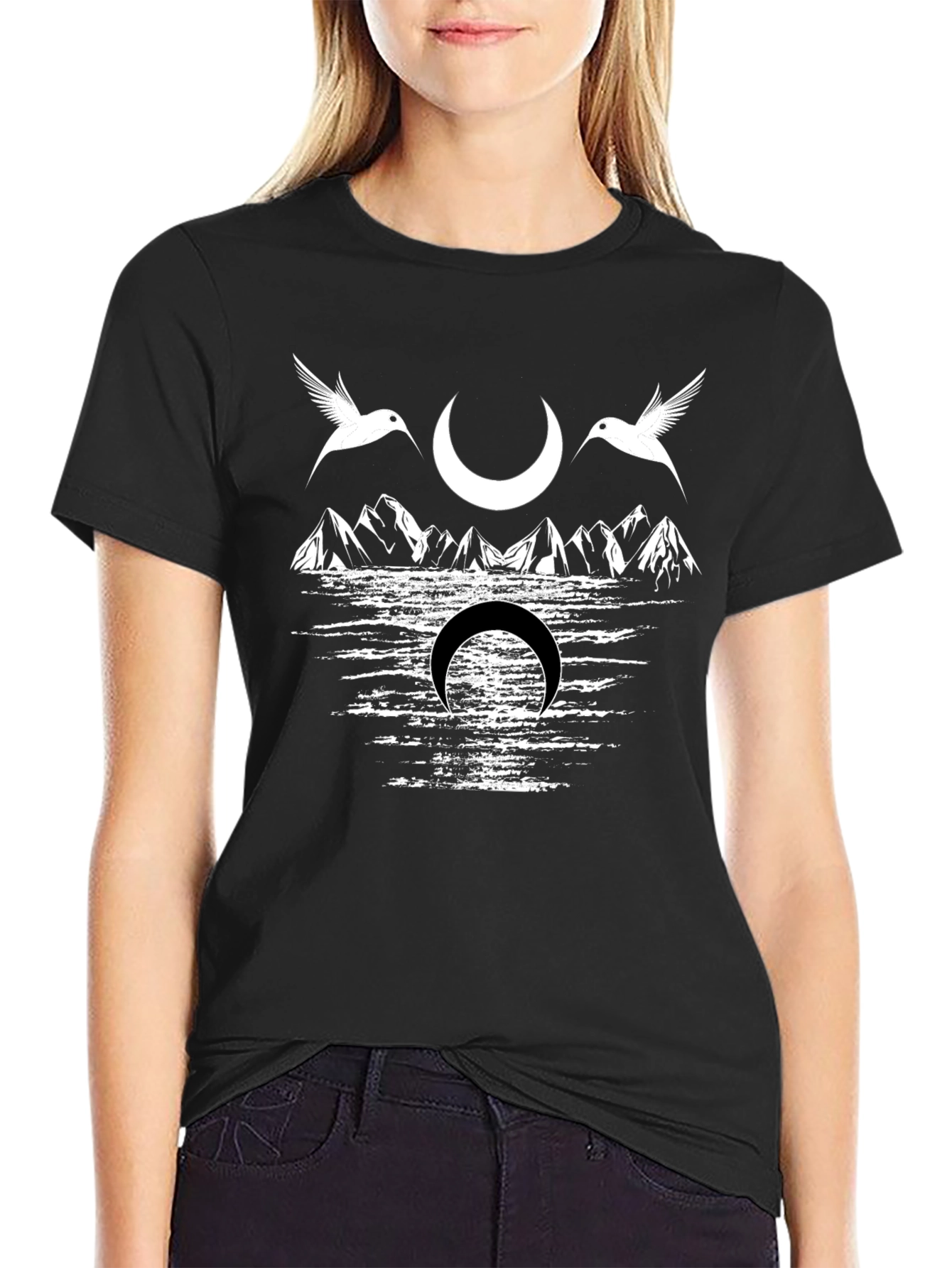 Camiseta Negra con Diseño de Aves y Luna