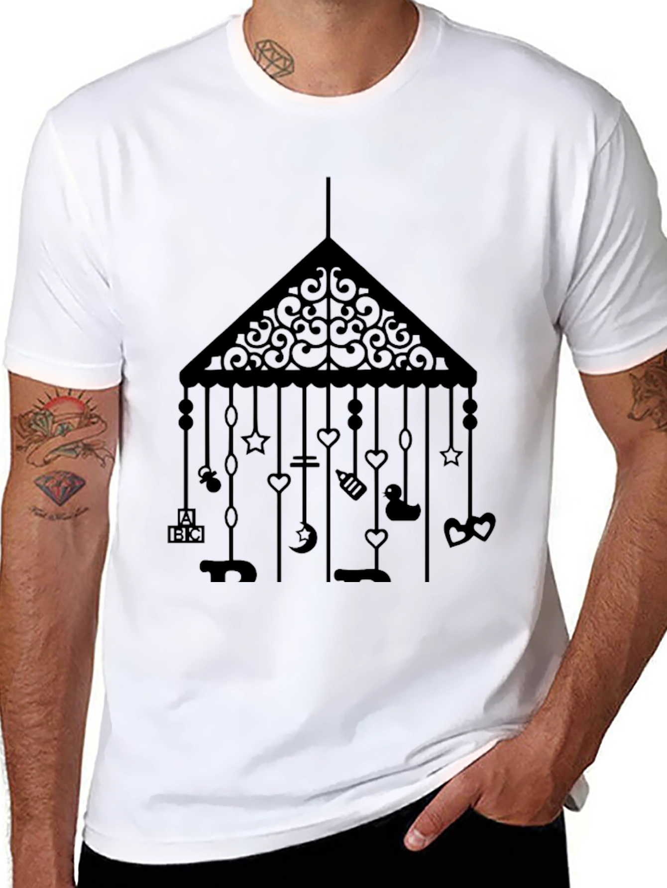 Camiseta Negra con Móvil de Bebé Estampado