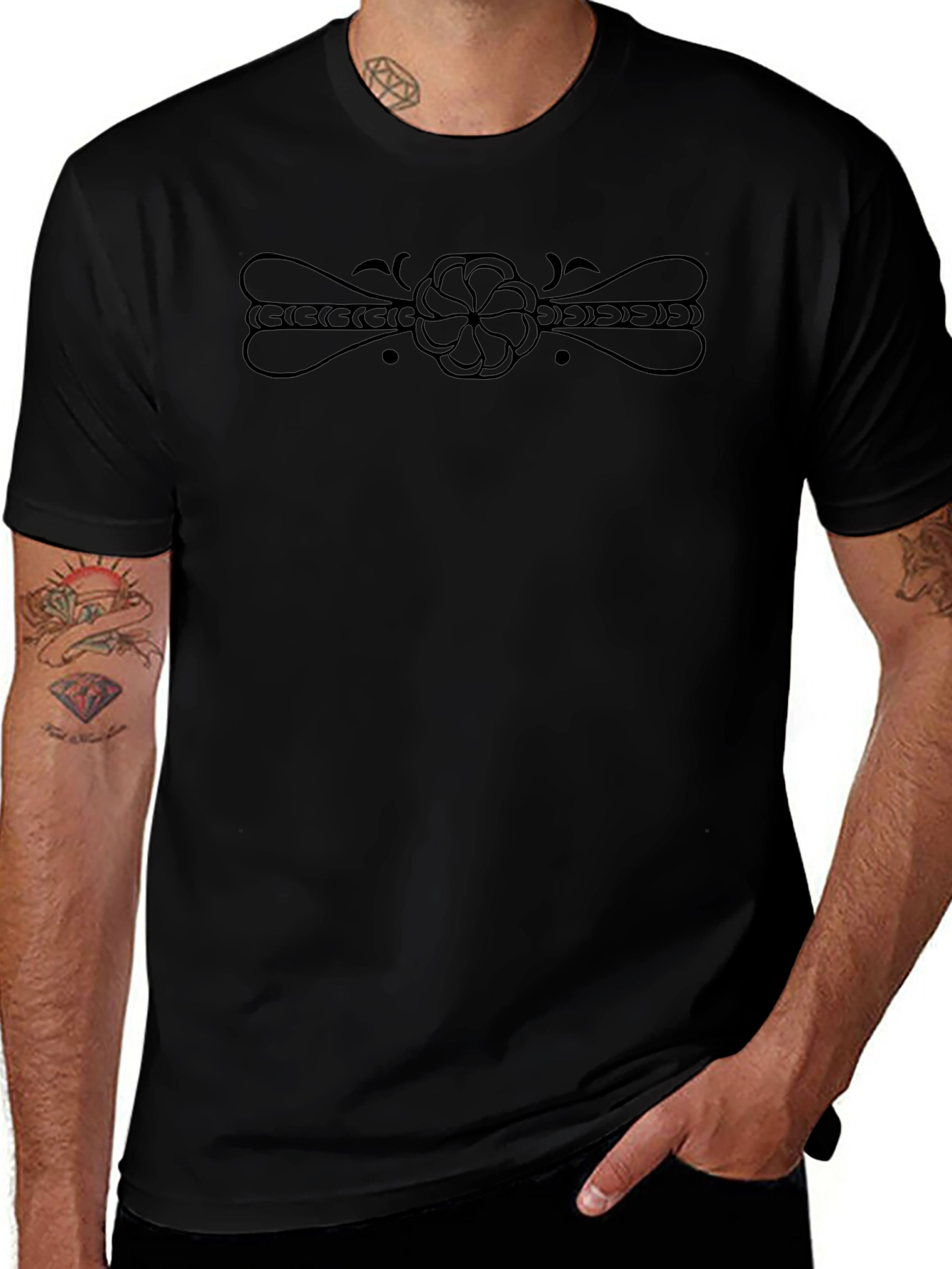 Camiseta Negra con Diseño Ornamental