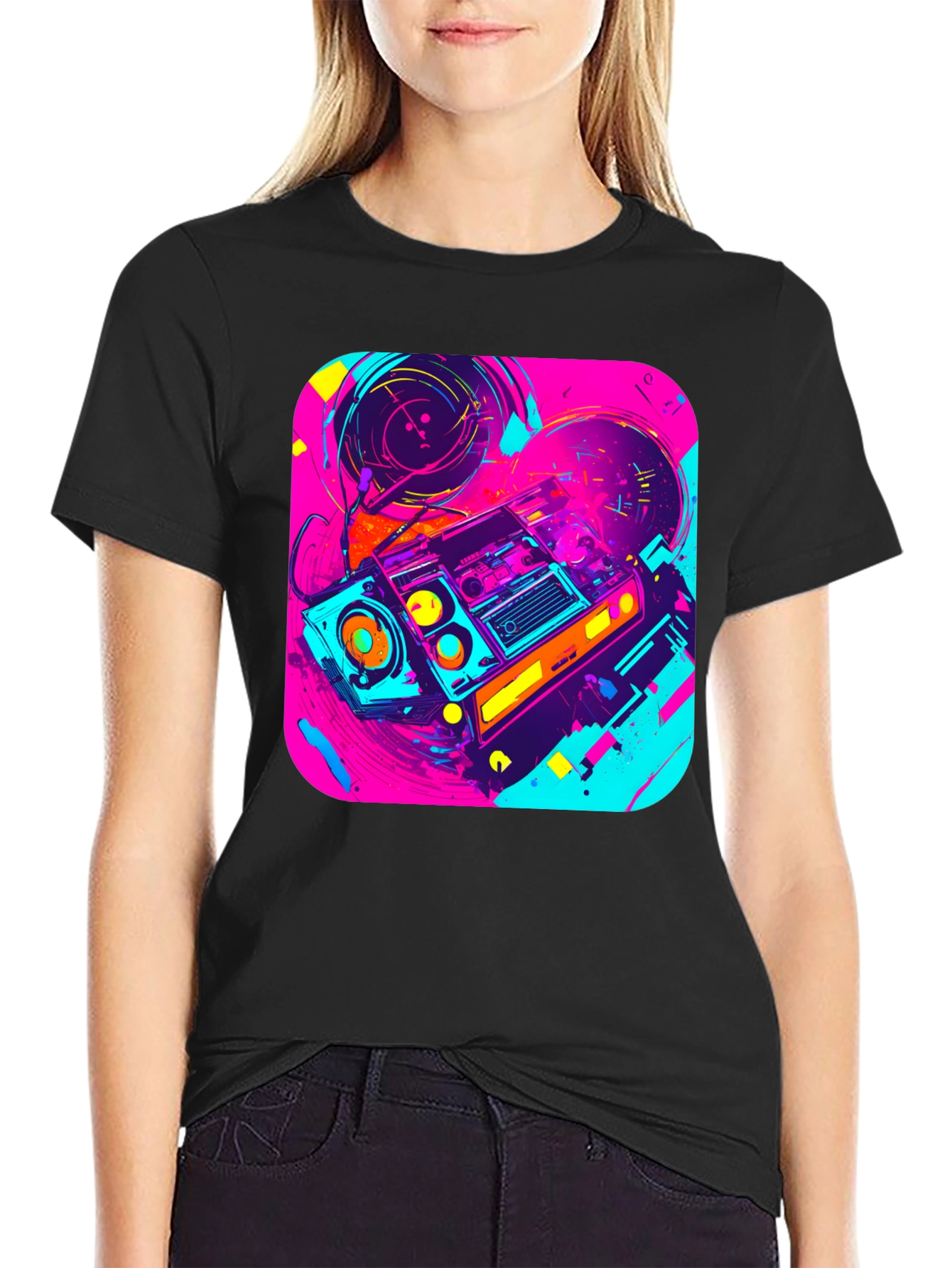 Camiseta Negra con Diseño de Radio Retro Vibrante