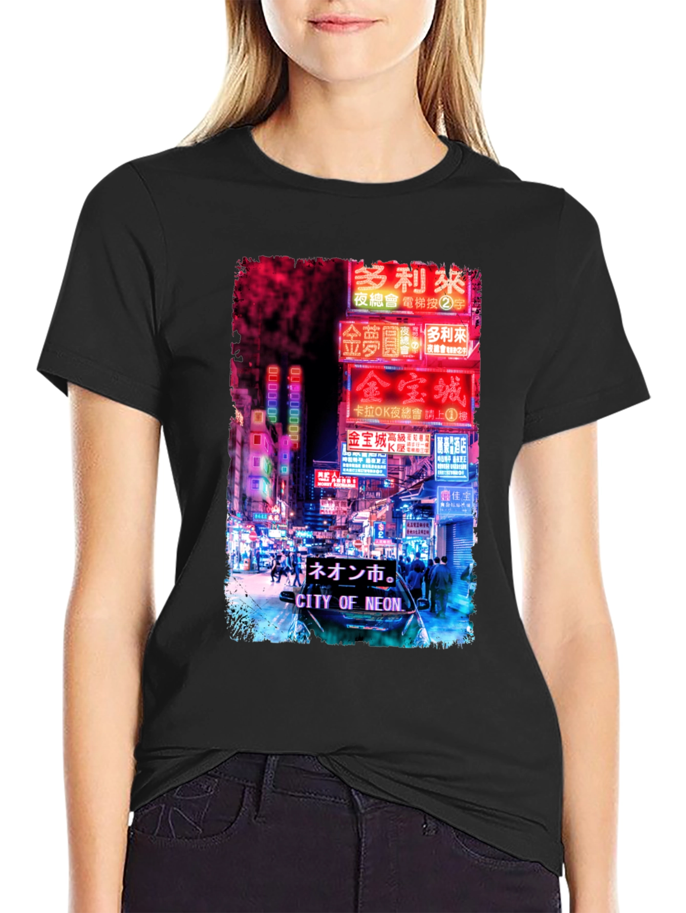 Camiseta Negra Estampada: Ciudad Neón Asiática
