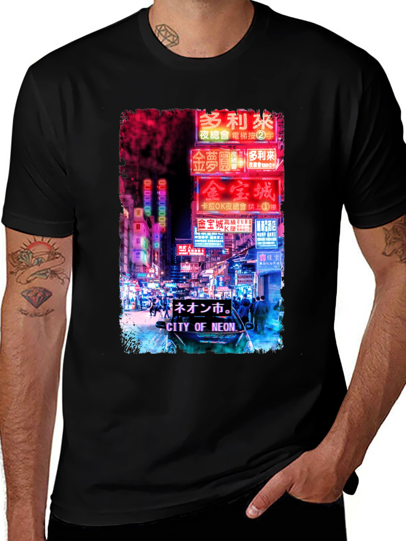 Camiseta Negra Estampada: Ciudad Neón Asiática