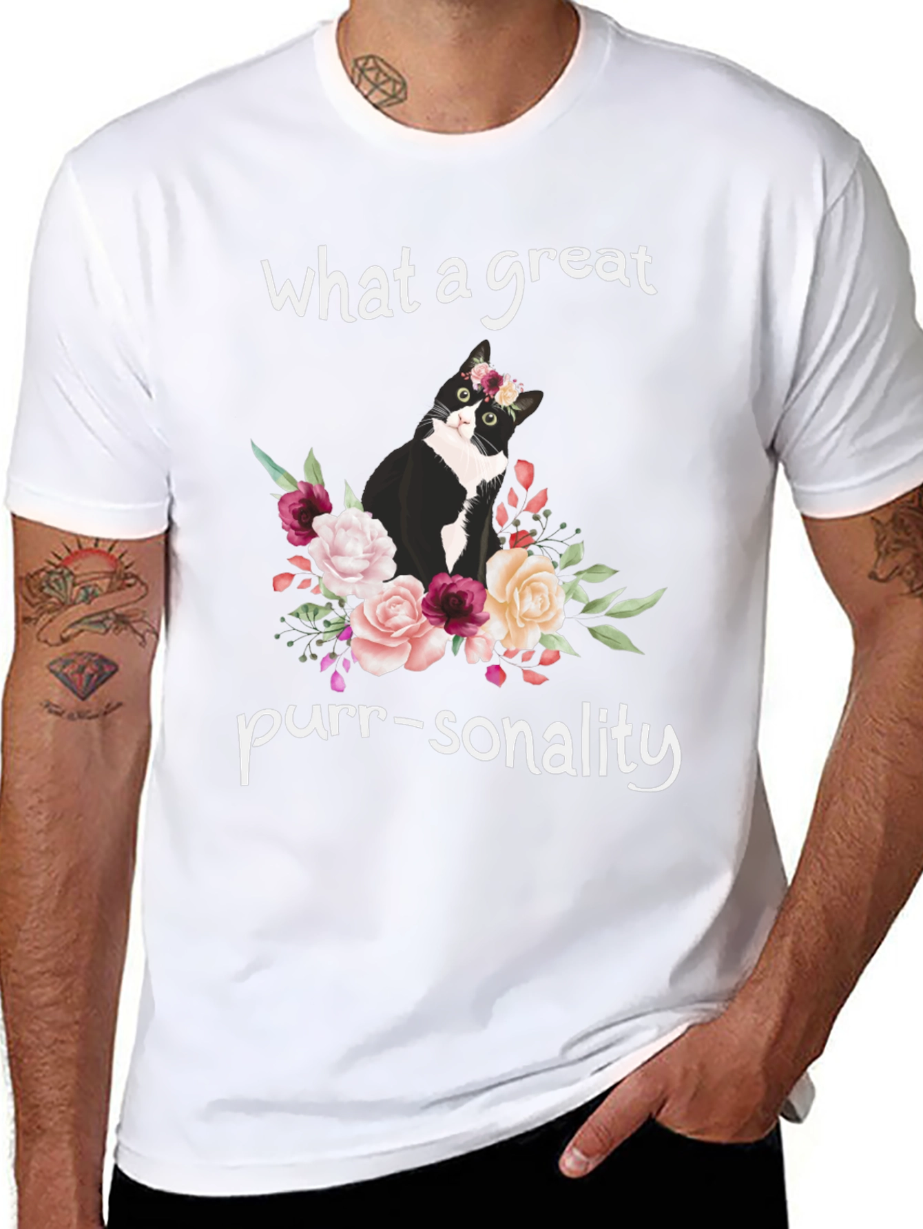 Camiseta Negra con Gato Floral - ¡Personalidad Felina!