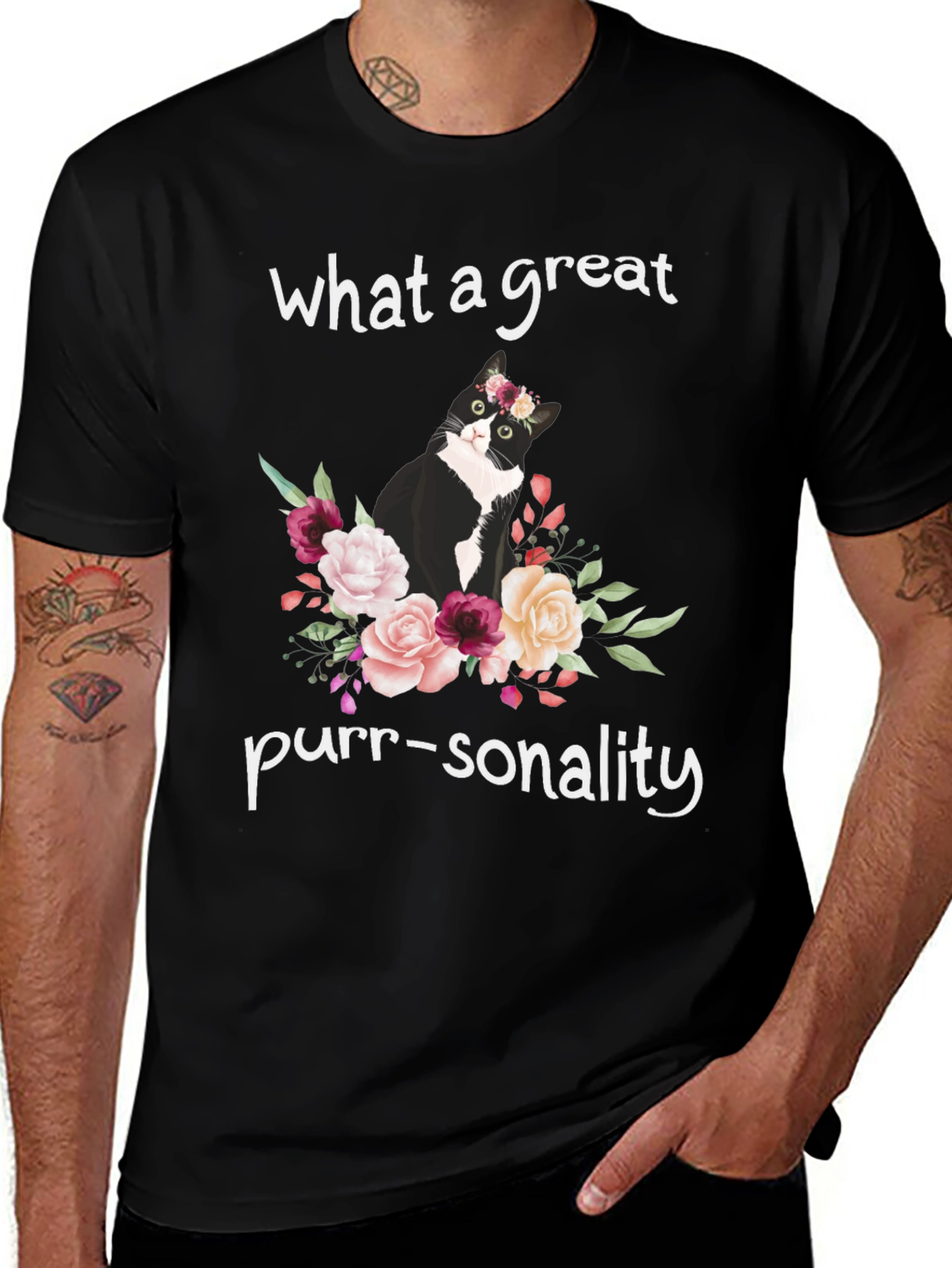 Camiseta Negra con Gato Floral - ¡Personalidad Felina!