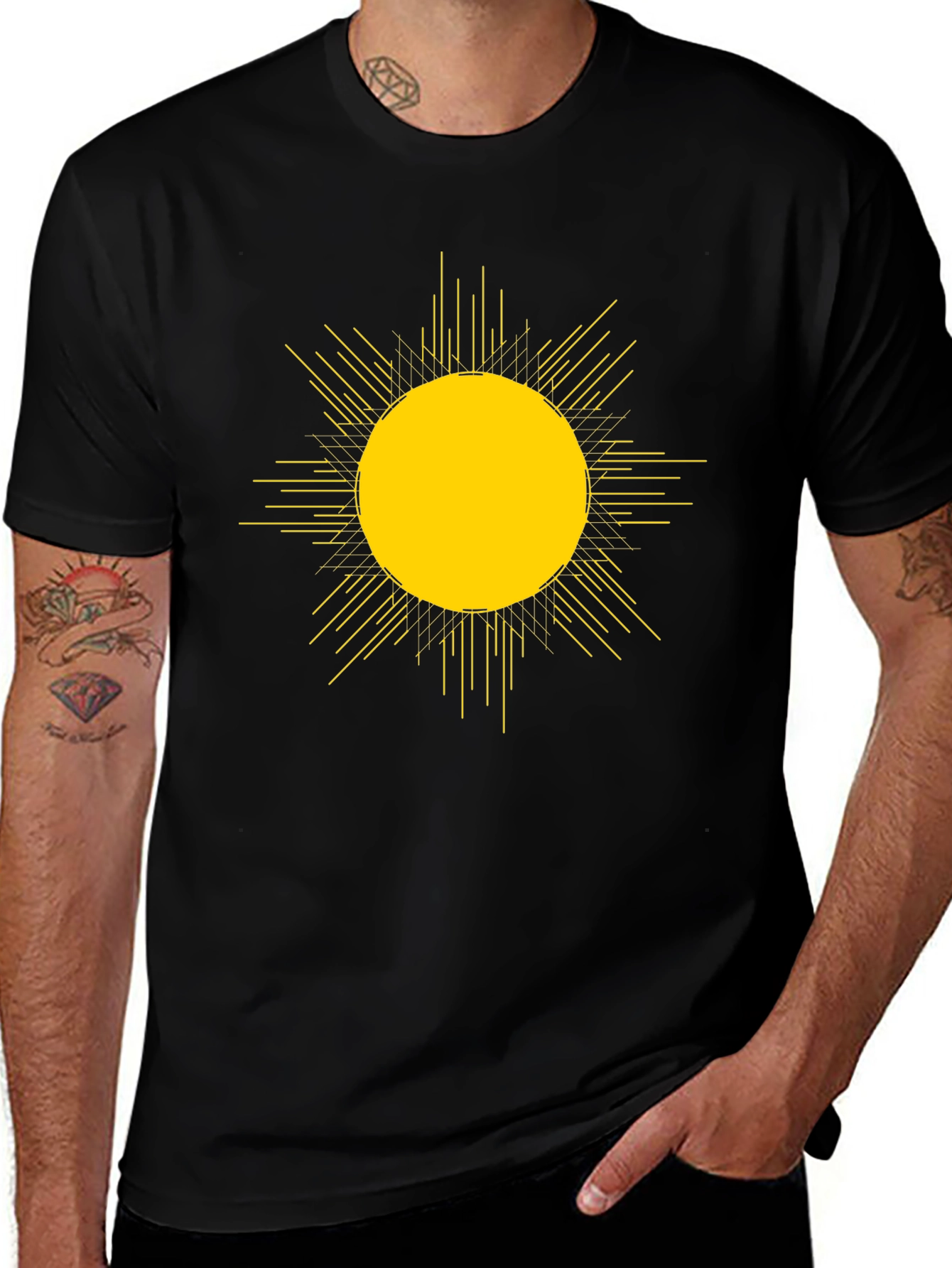Camiseta Negra con Diseño de Sol Abstracto Amarillo