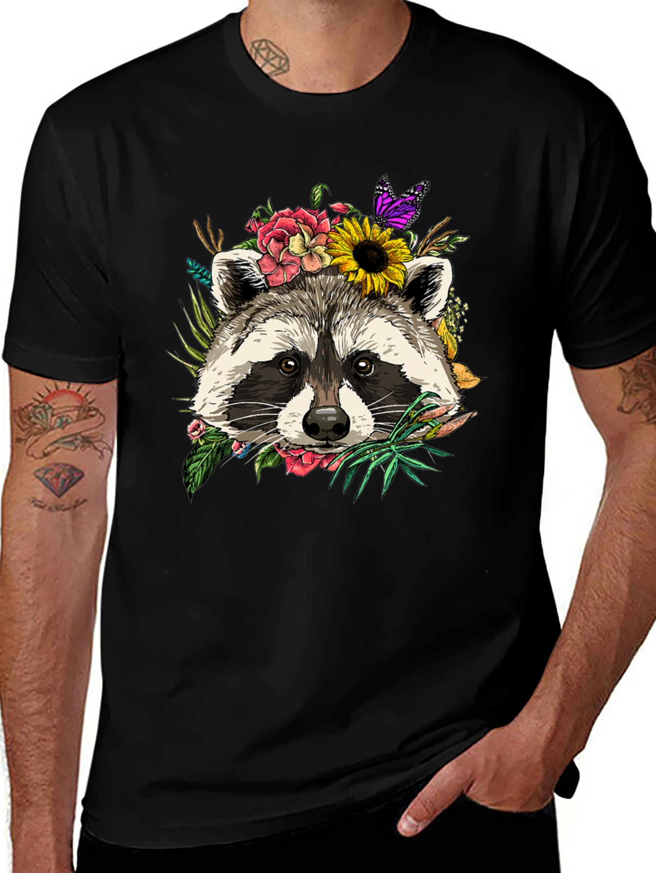 Camiseta Negra con Mapache Floral