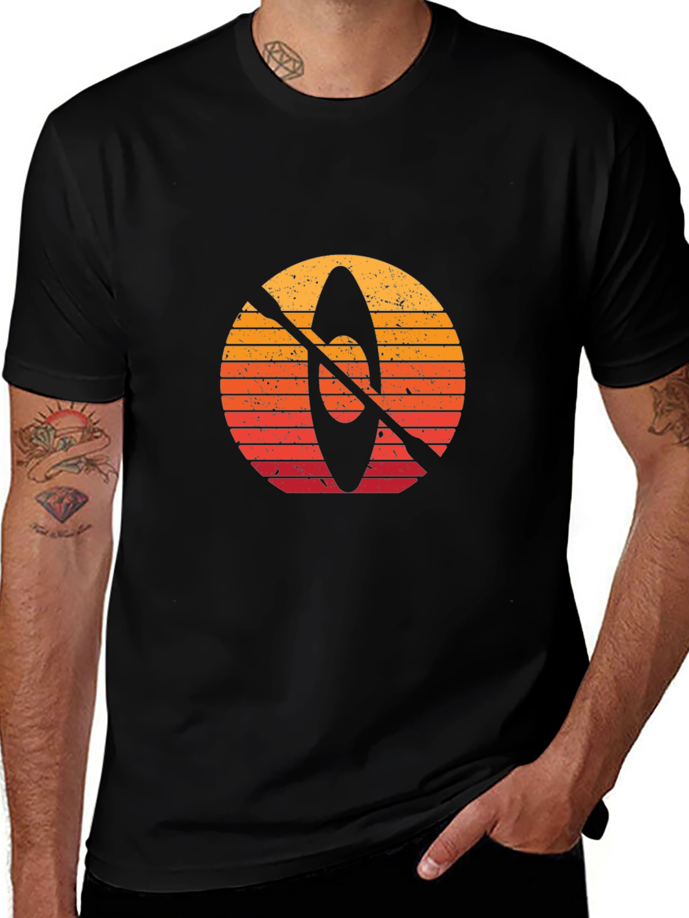 Camiseta Negra con Diseño de Kayak al Atardecer