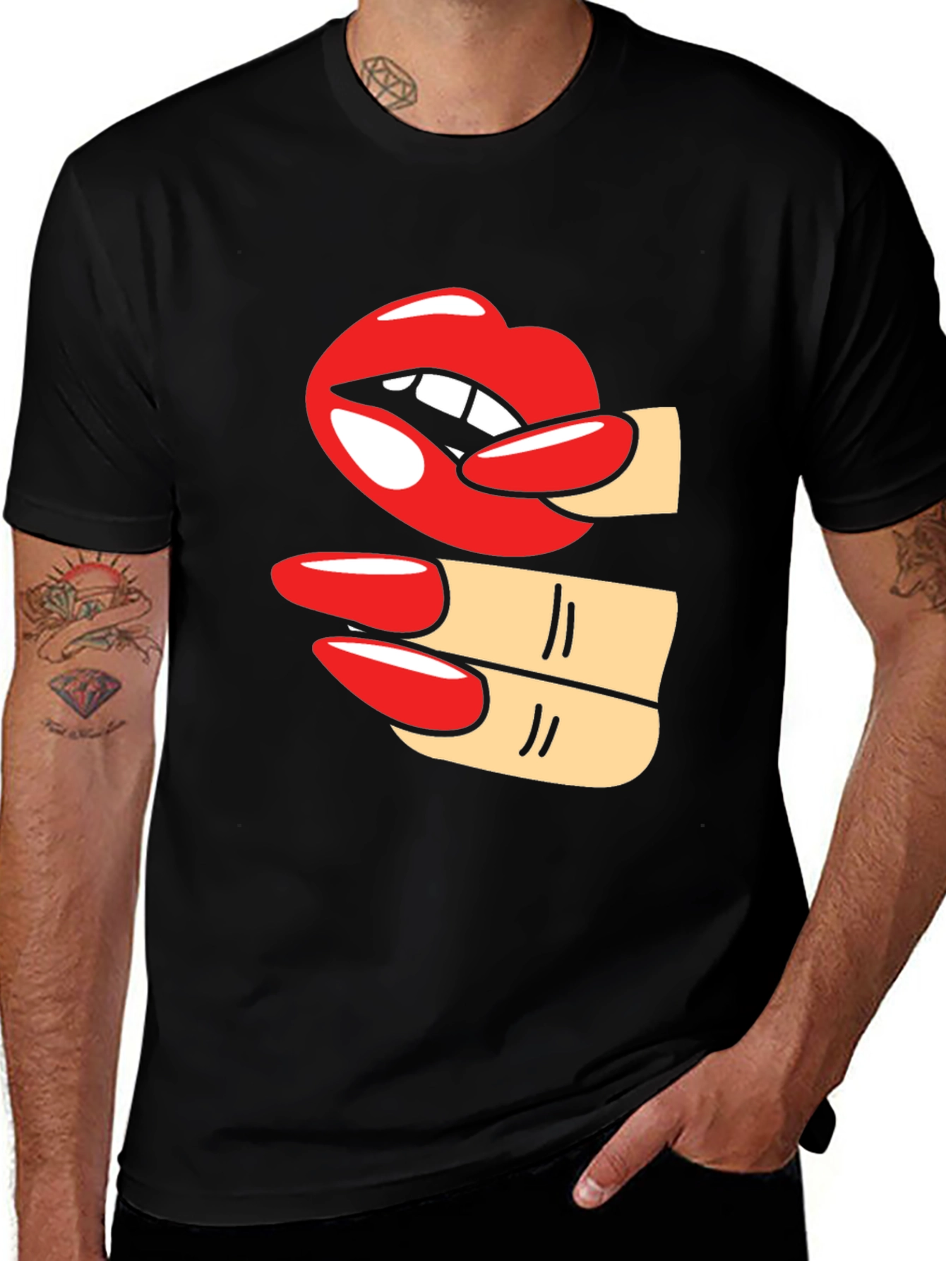 Camiseta Negra con Diseño de Labios y Uñas