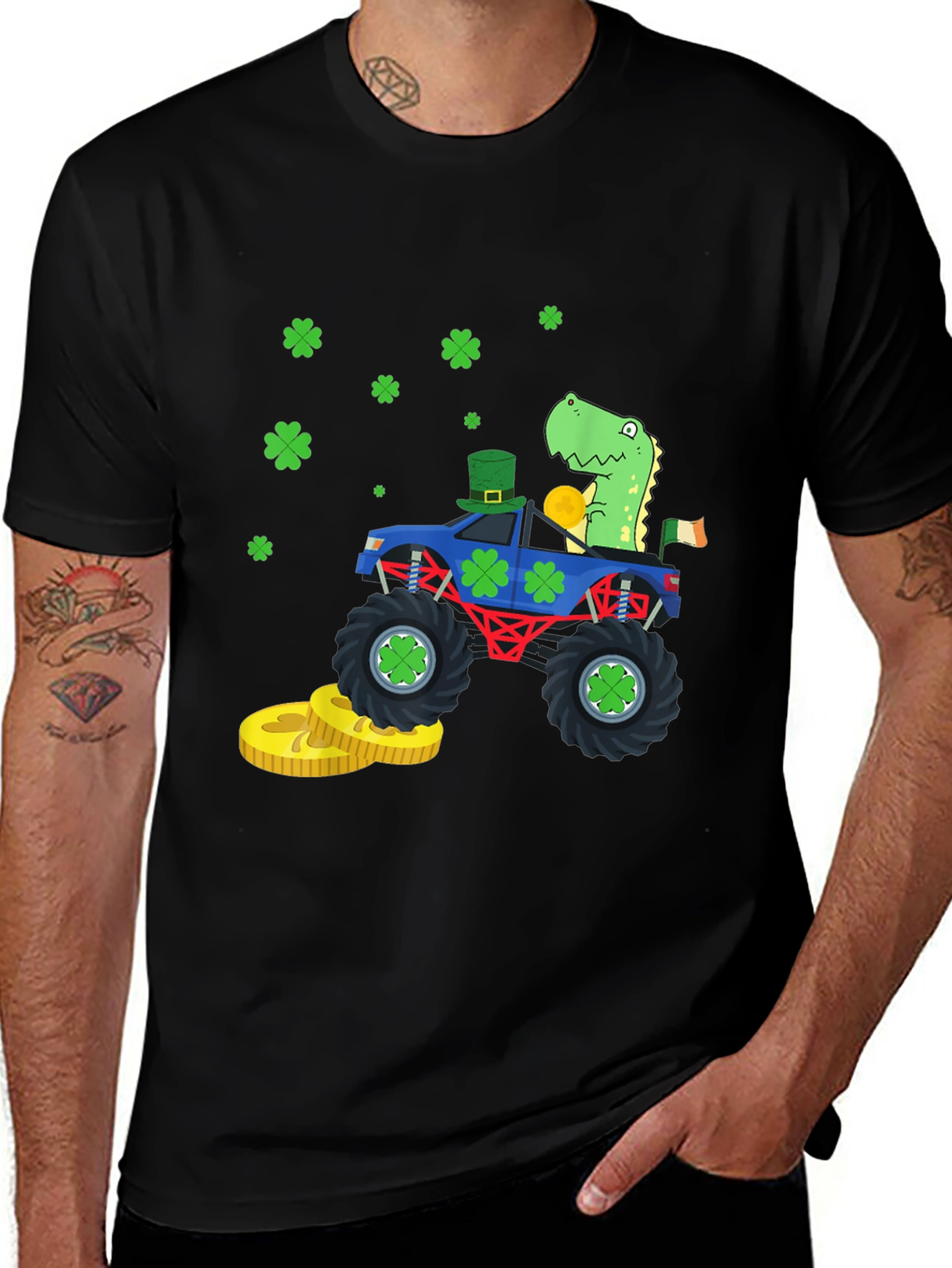 Camiseta Negra con Diseño de Dinosaurio y Tréboles