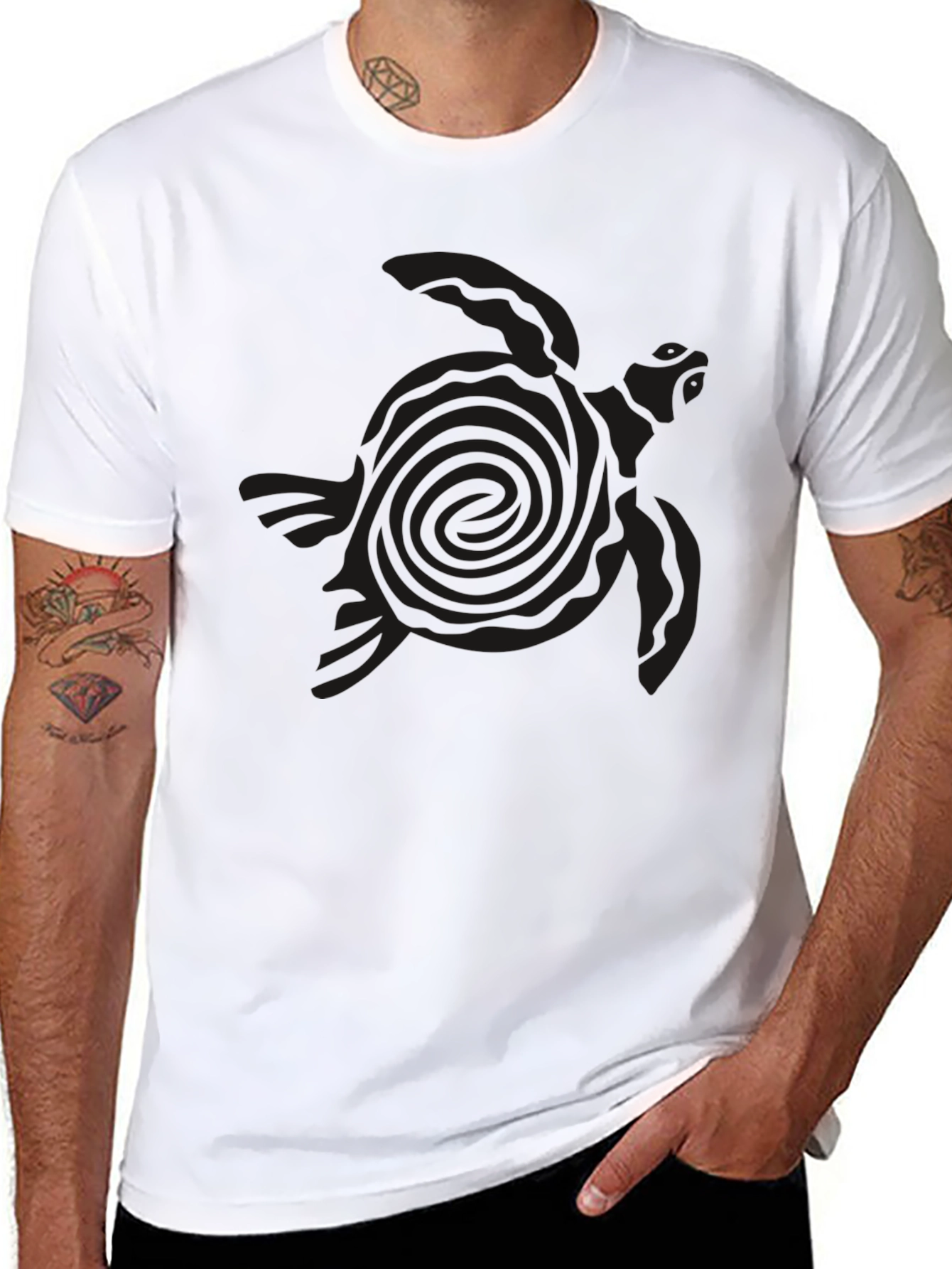 Camiseta Negra con Diseño de Tortuga Tribal