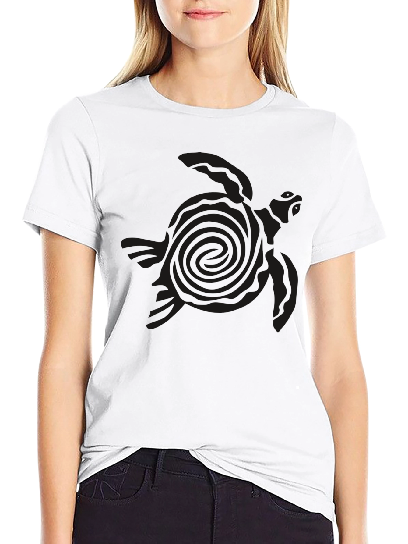 Camiseta Negra con Diseño de Tortuga Tribal