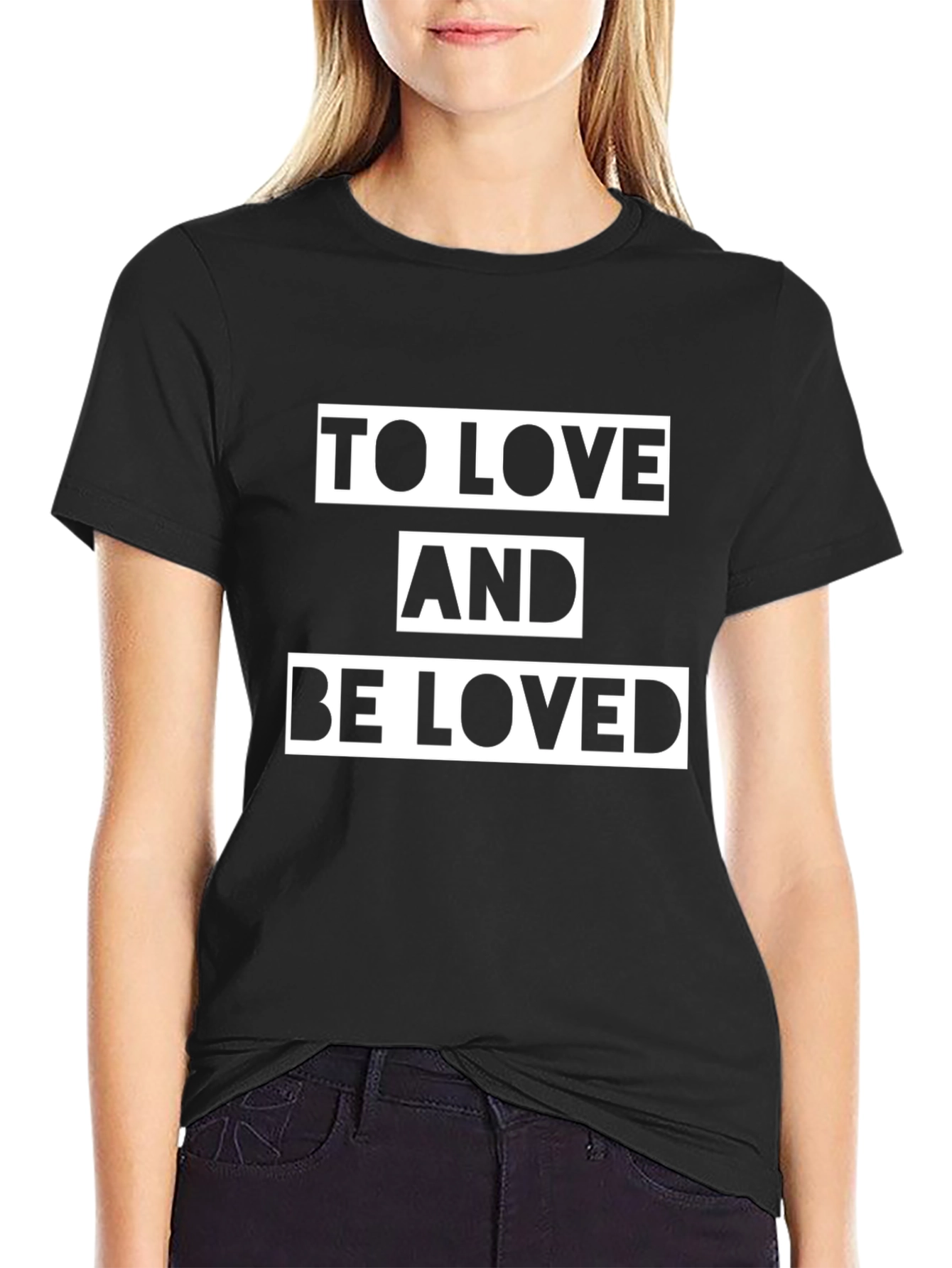 Camiseta Negra con Mensaje To Love and Be Loved