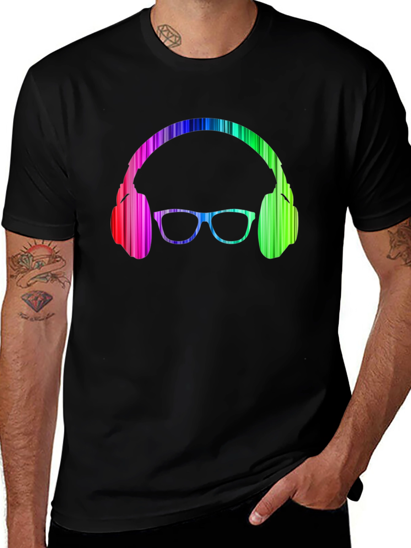 Camiseta Negra con Diseño de Auriculares y Gafas