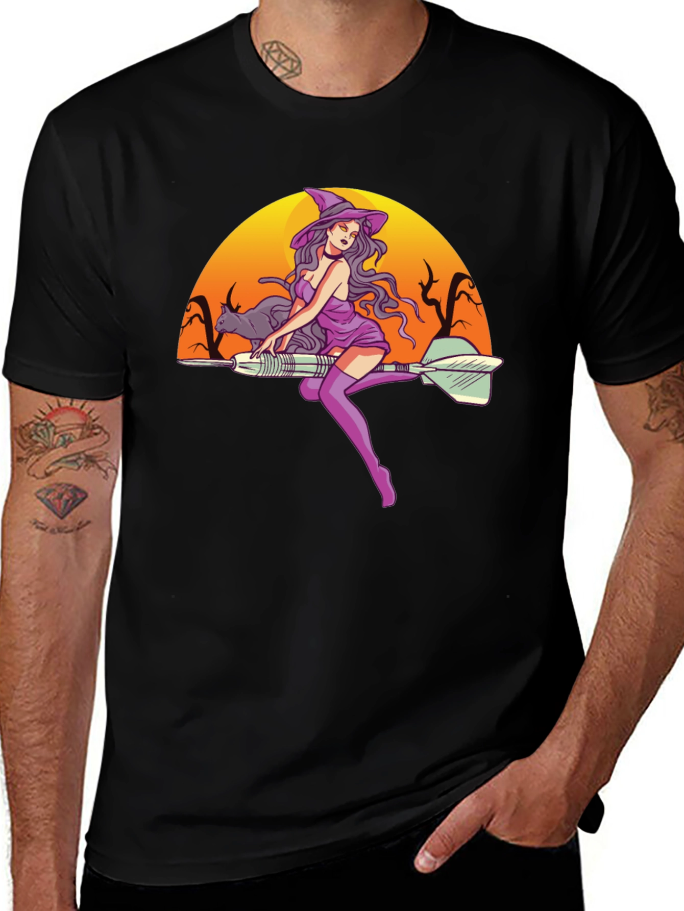 Camiseta Negra Diseño Bruja Dardos