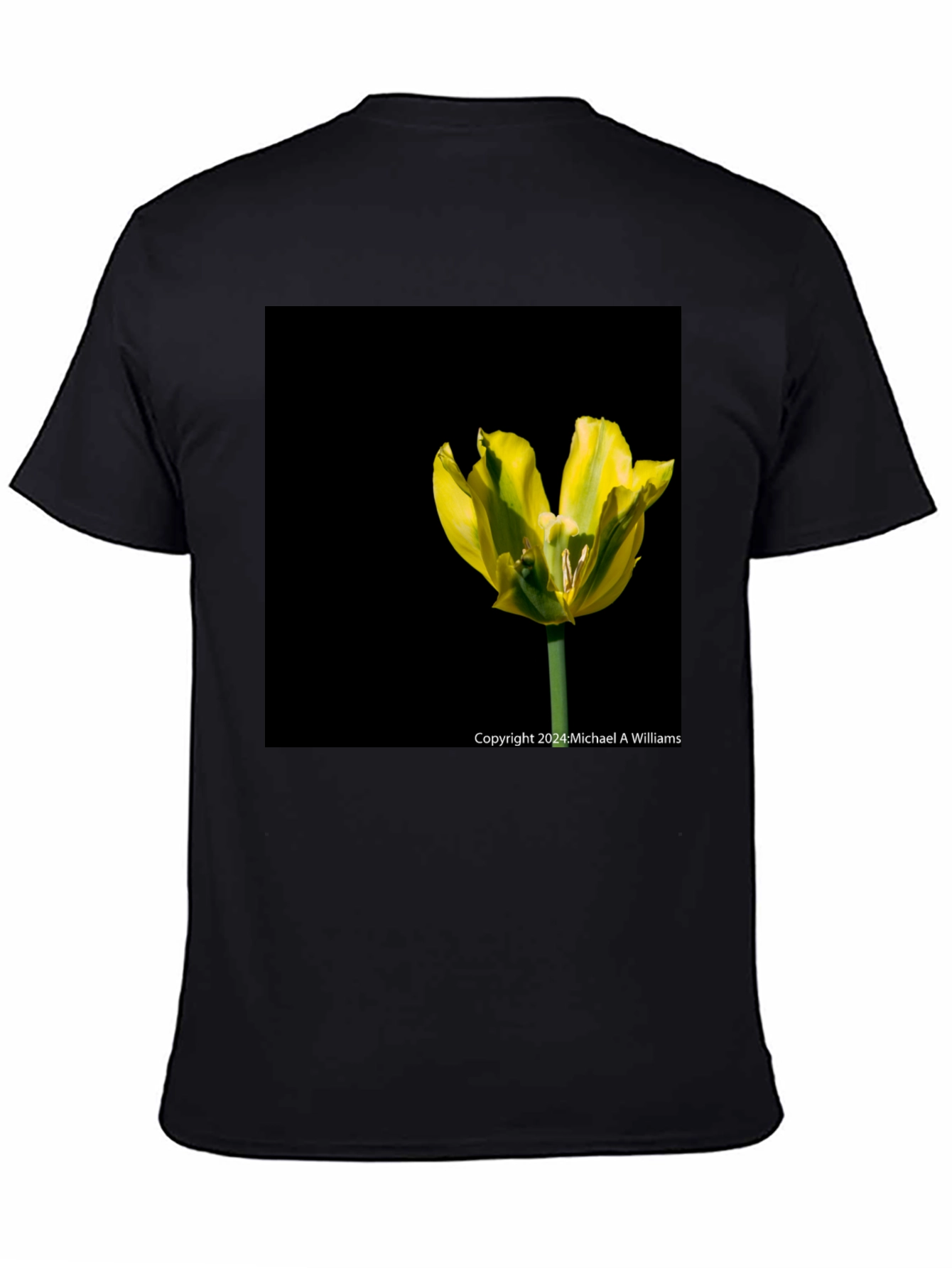 Camiseta Negra con Tulipán Amarillo Vibrante