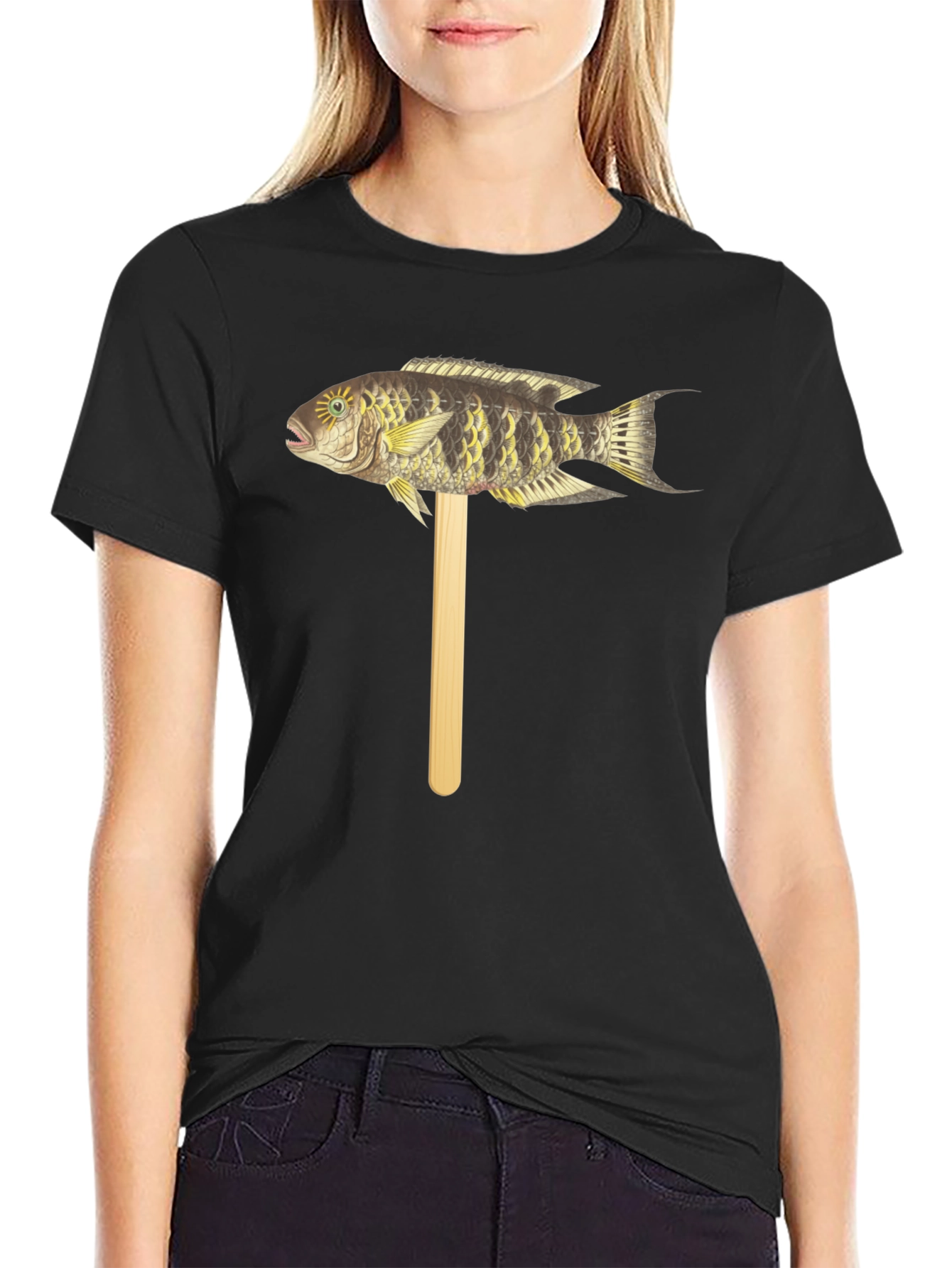 Camiseta Negra con Diseño de Pez Tropical en Palo