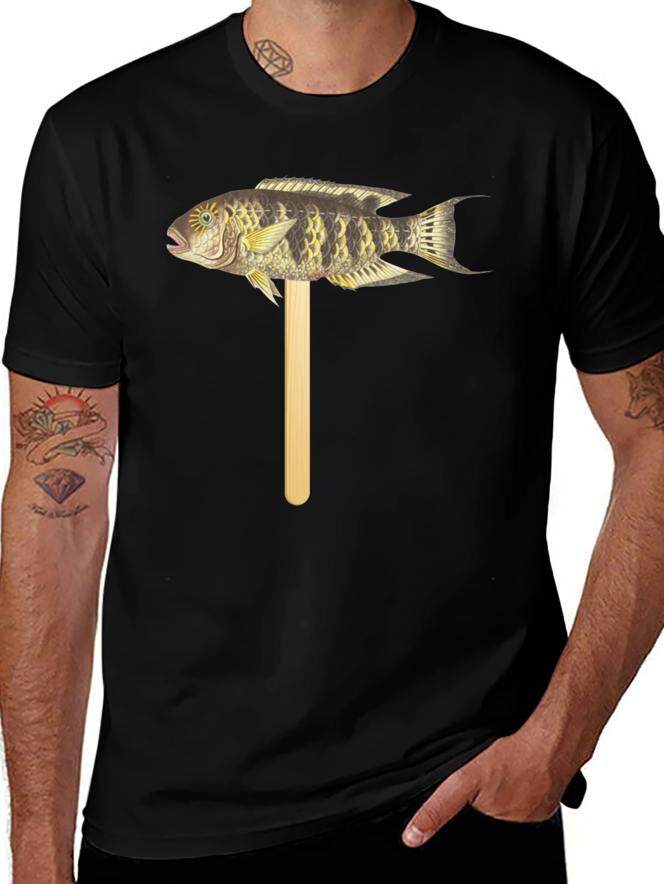 Camiseta Negra con Diseño de Pez Tropical en Palo