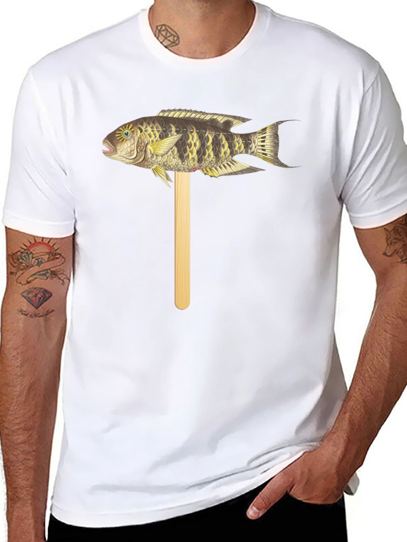 Camiseta Negra con Diseño de Pez Tropical en Palo