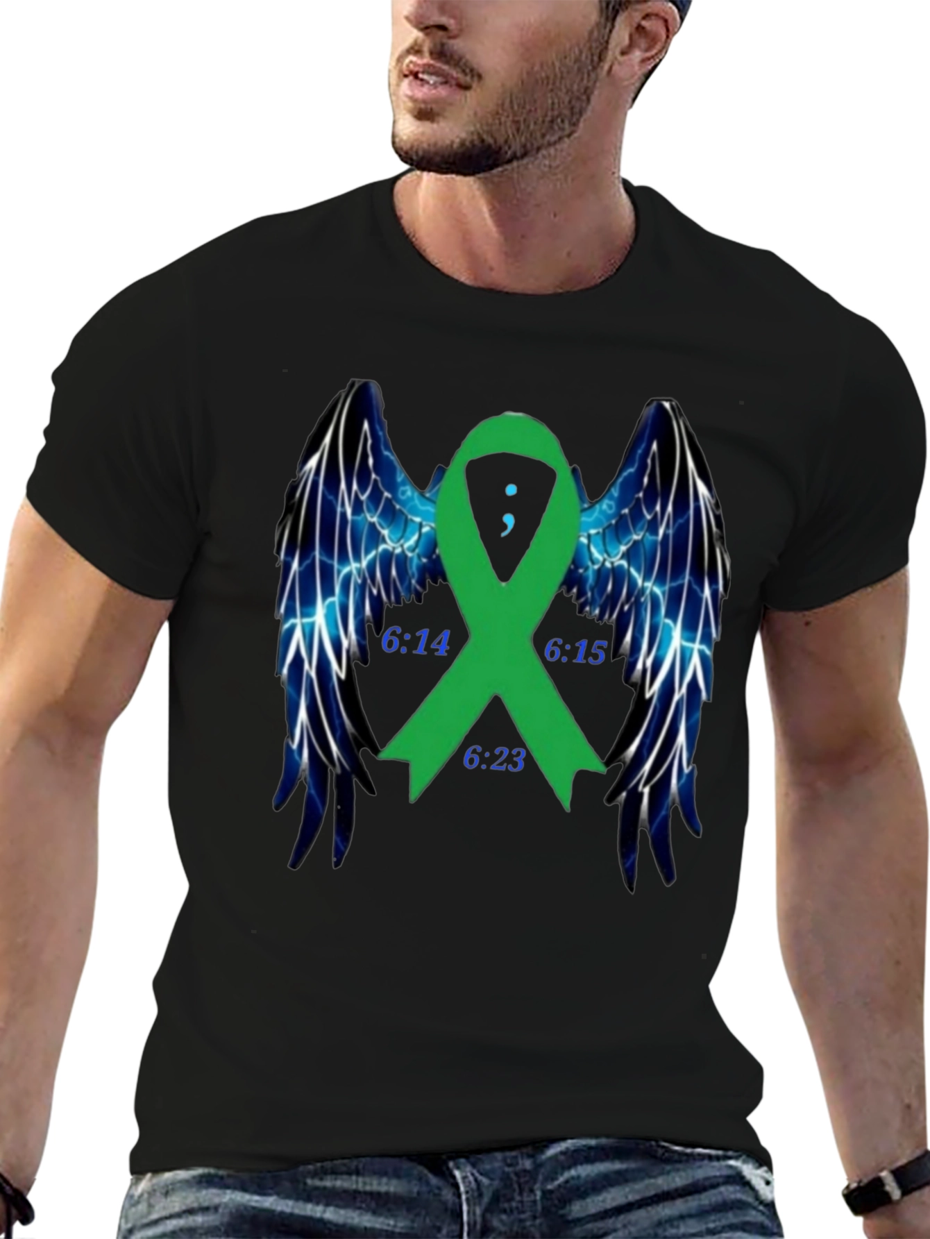 Camiseta Negra Con Cinta Verde y Alas