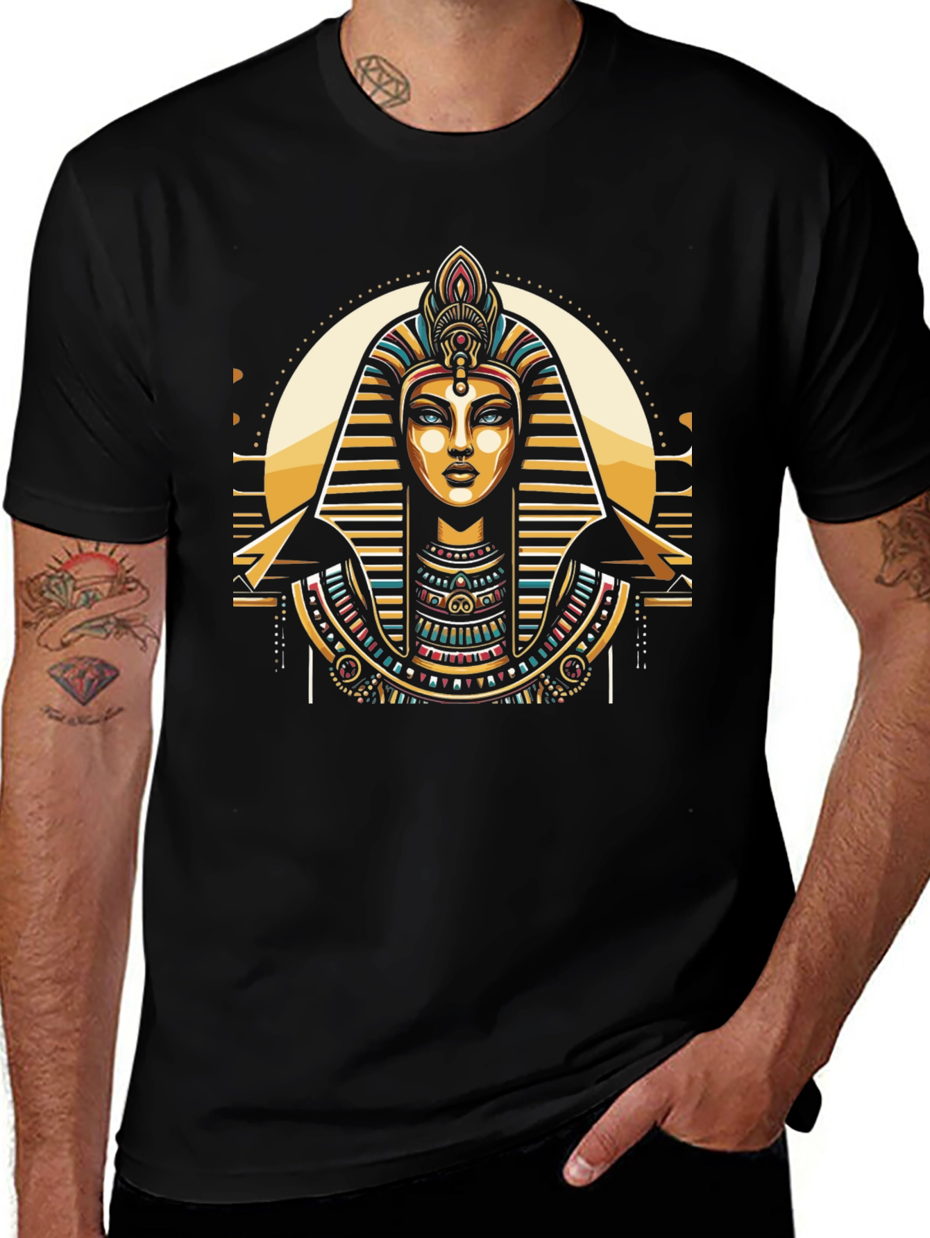 Camiseta Negra con Diseño Egipcio