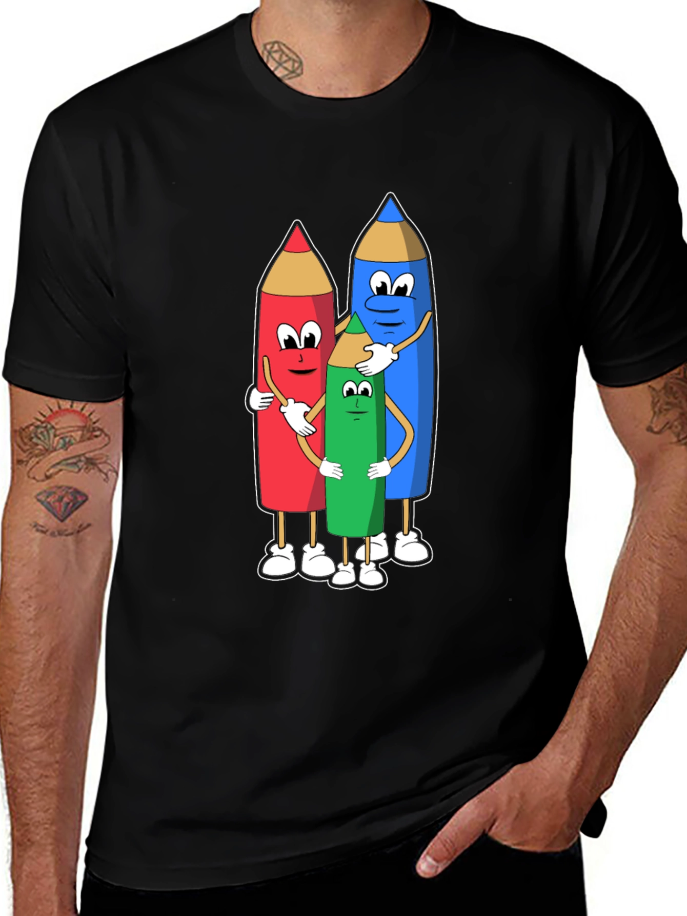 Camiseta Negra con Diseño de Lápices Abrazándose