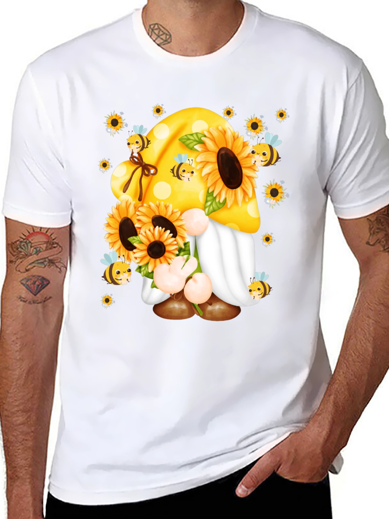 Camiseta Negra con Diseño de Gnomo y Girasoles