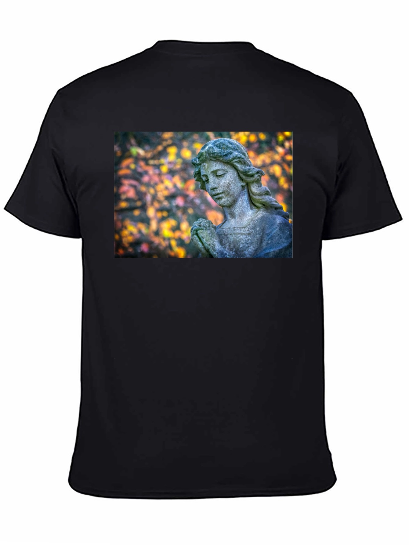 Camiseta Negra con Estatua de Ángel Praying