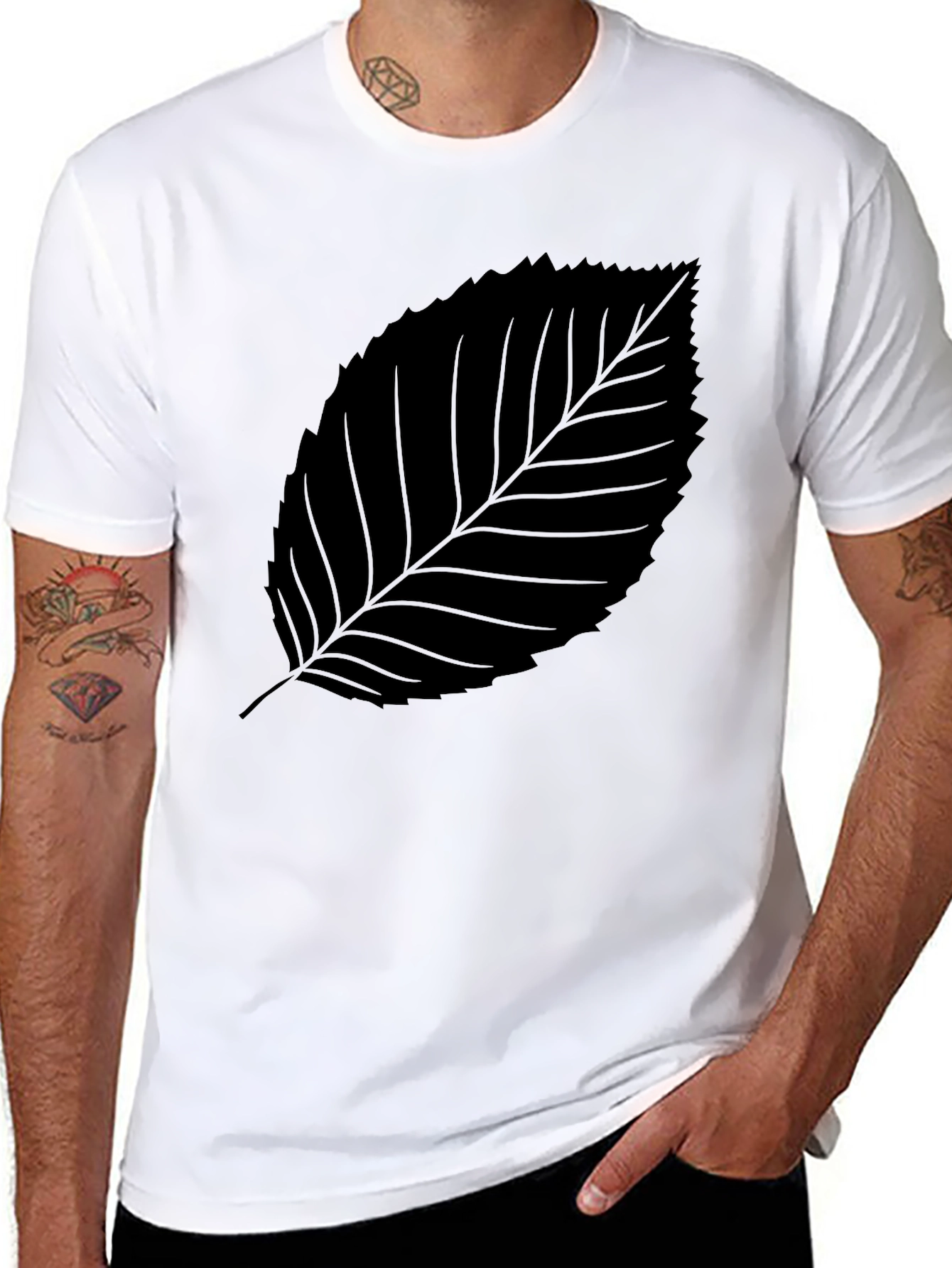 Camiseta Negra con Hoja Estilizada