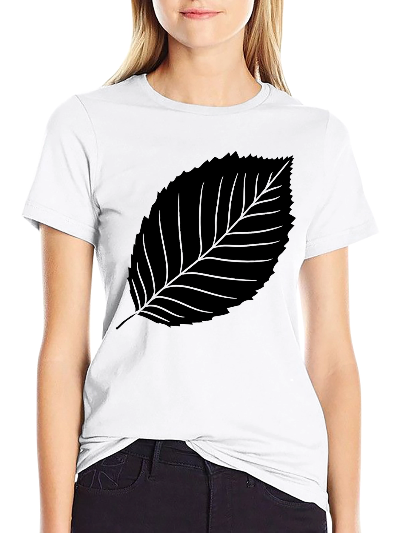 Camiseta Negra con Hoja Estilizada