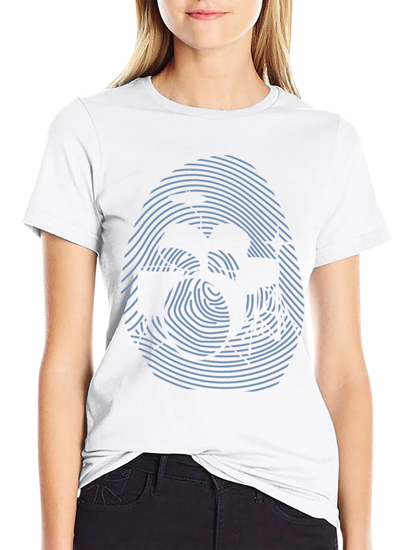 Camiseta Negra con Diseño de Huella Digital Abstracta