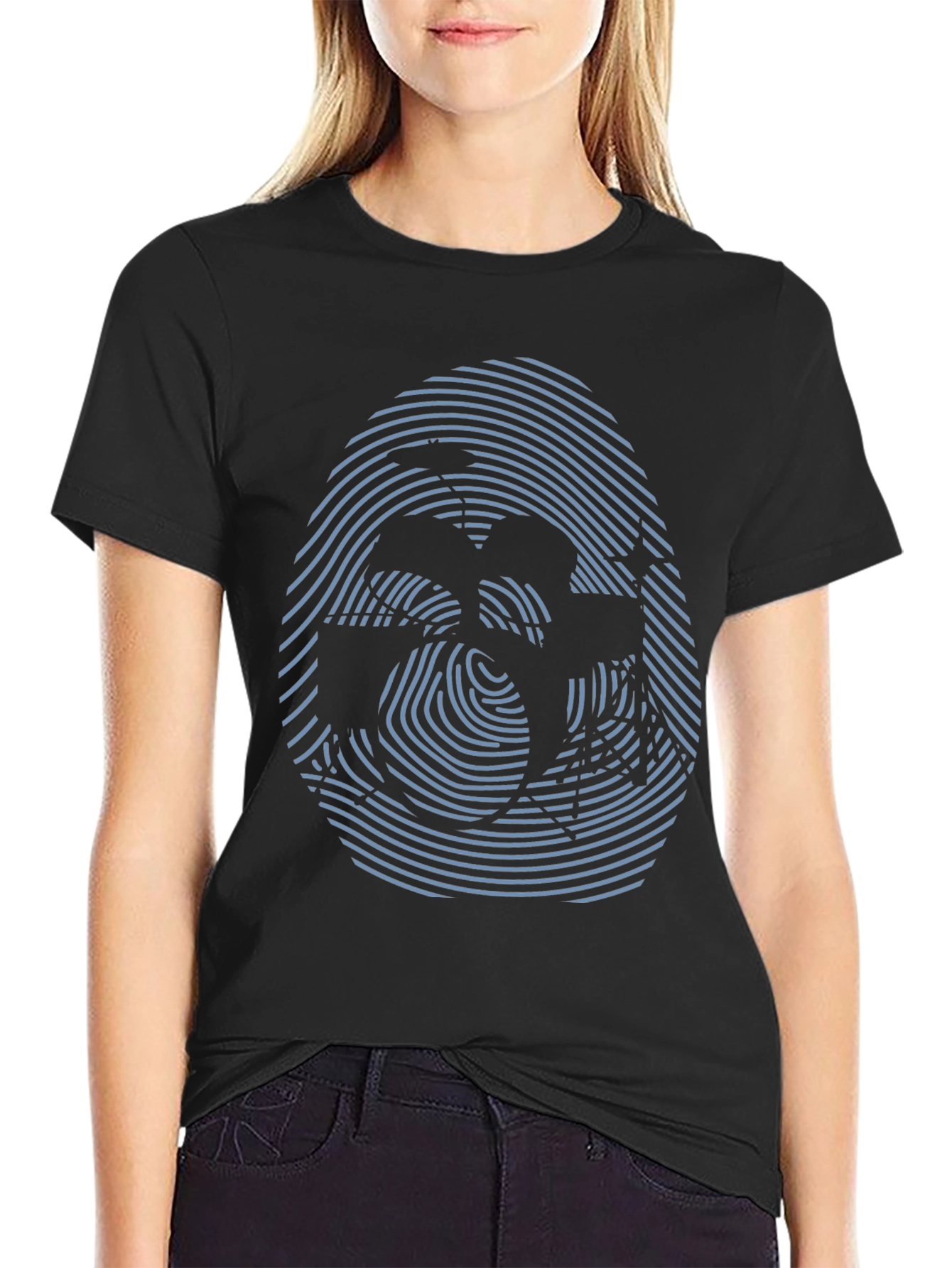 Camiseta Negra con Diseño de Huella Digital Abstracta