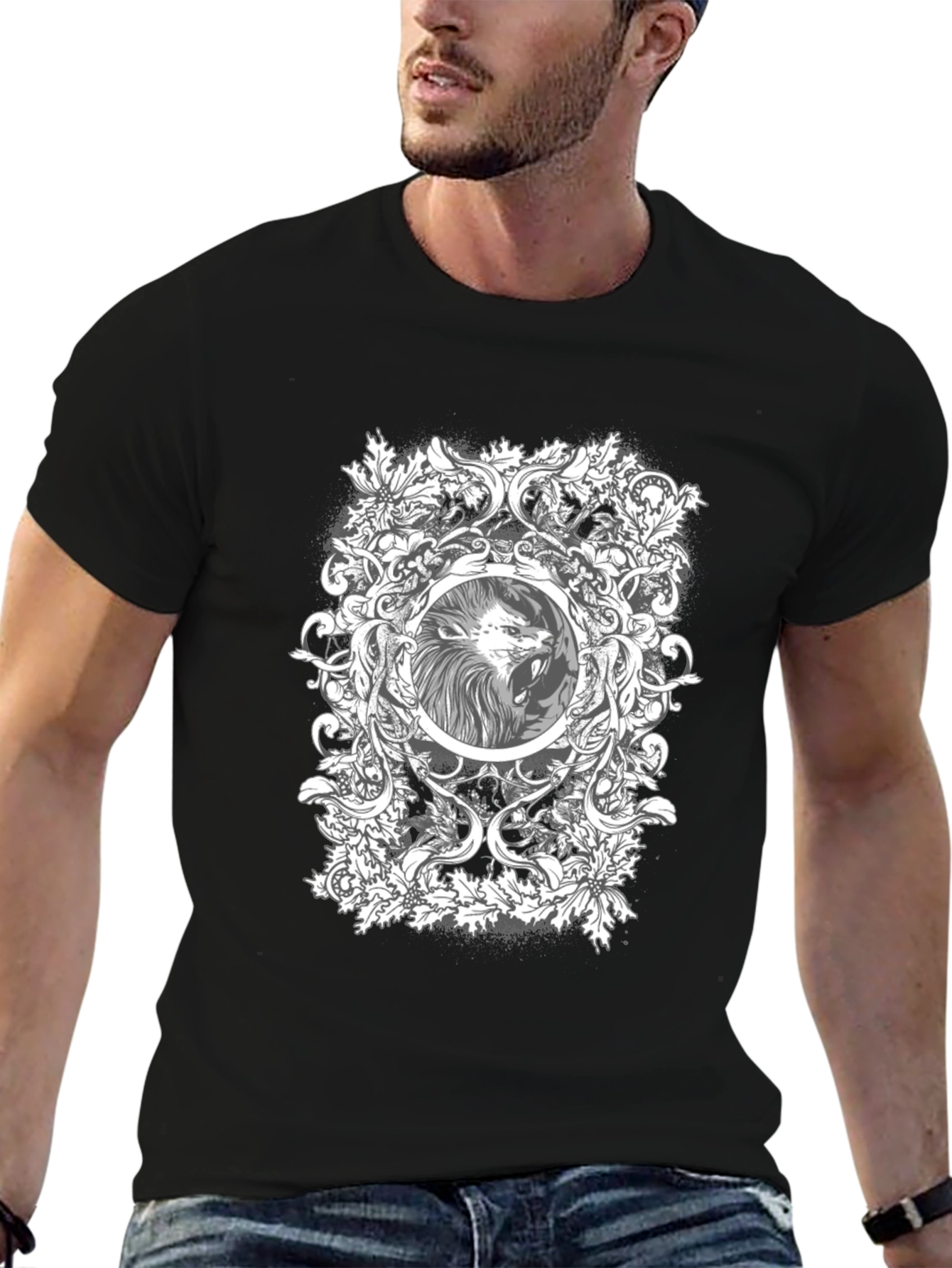 Camiseta Negra con Diseño de León Ornamental