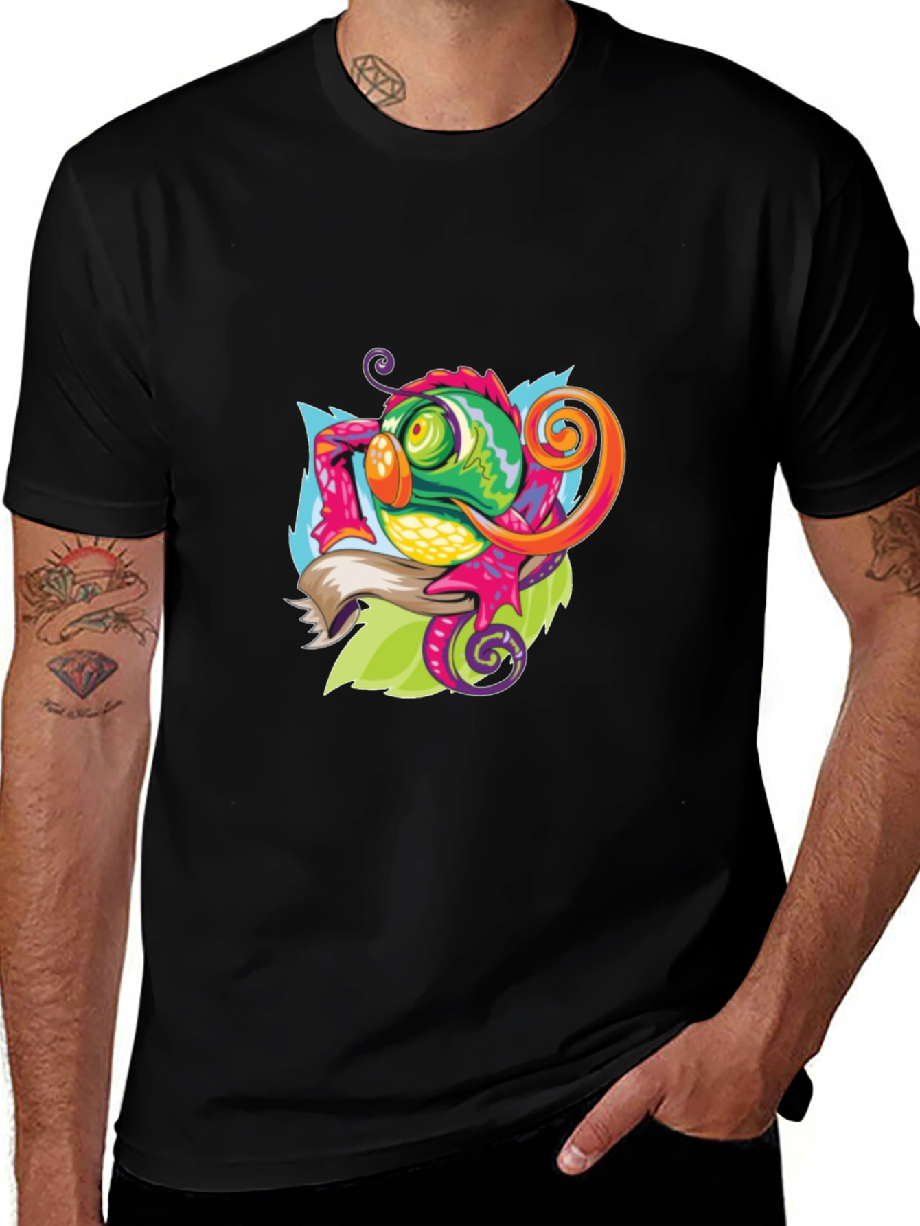 Camiseta Negra con Diseño de Camaleón Artístico