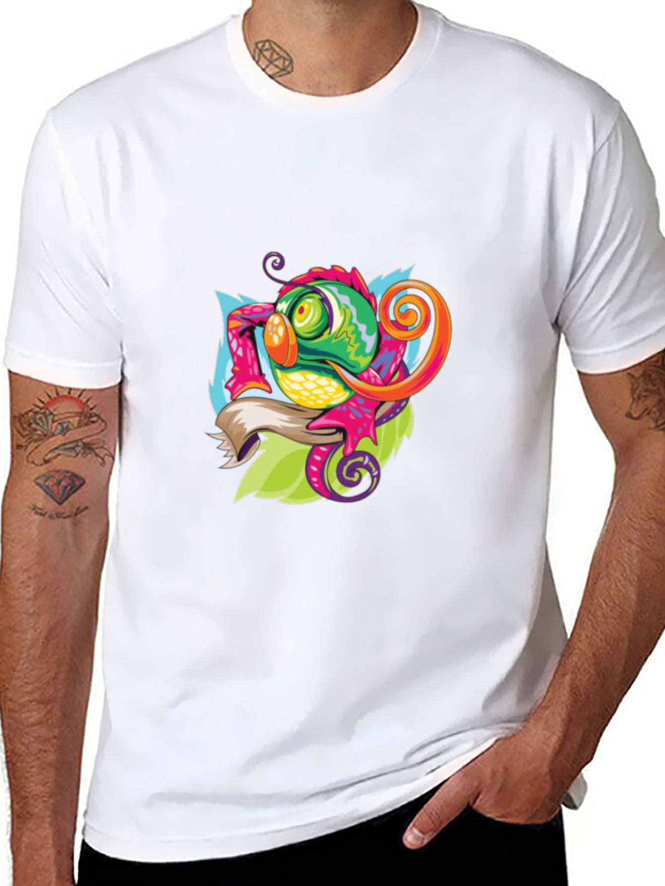 Camiseta Negra con Diseño de Camaleón Artístico