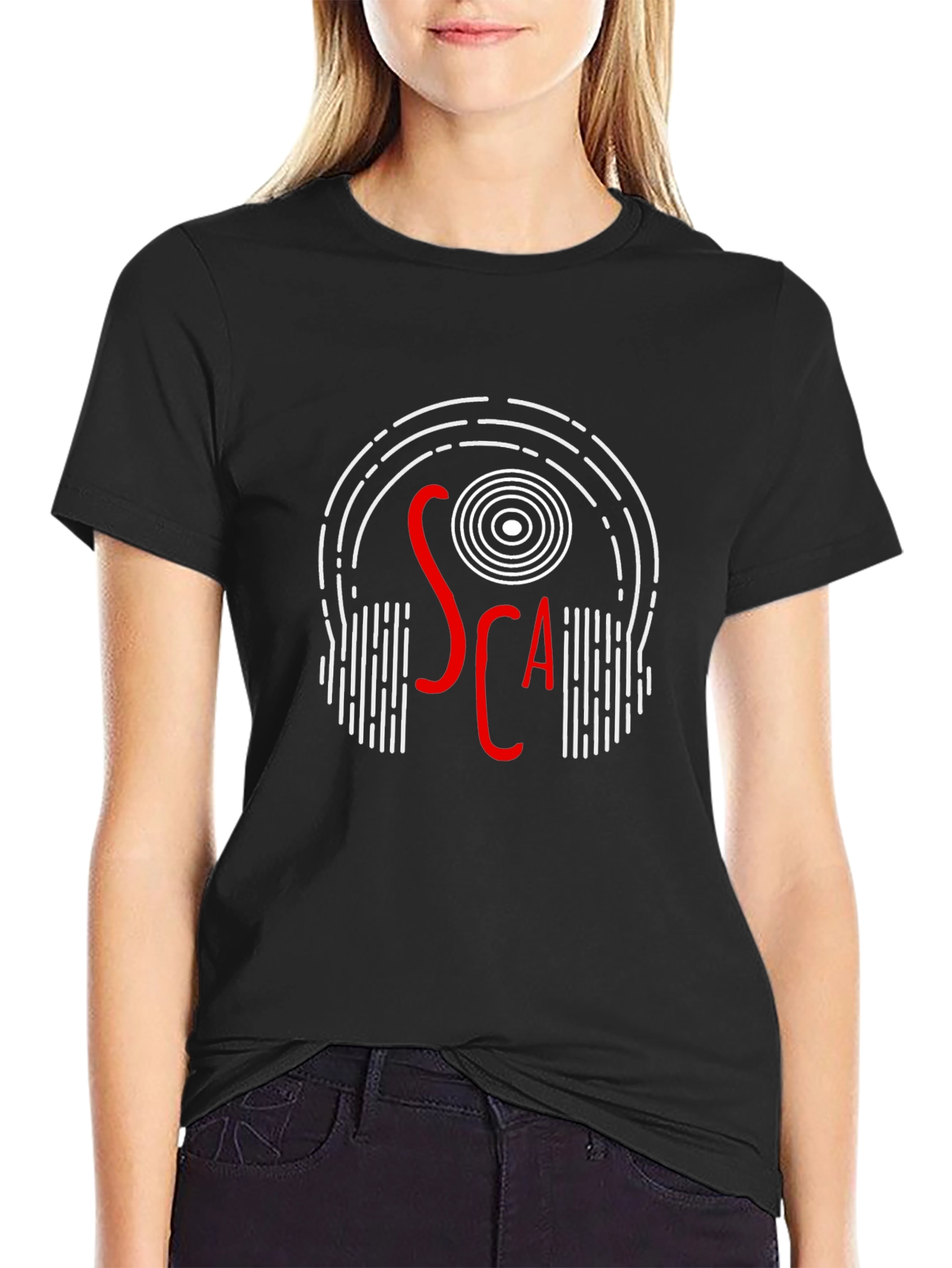 Camiseta Negra con Diseño de Auriculares y Texto SCA