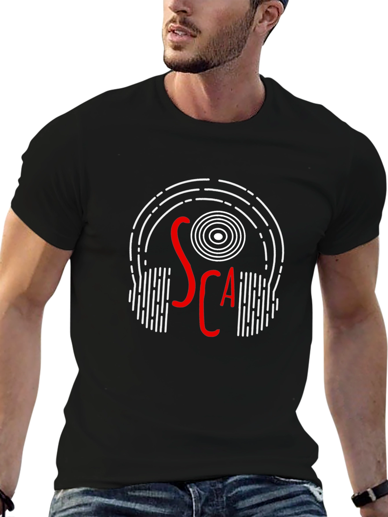 Camiseta Negra con Diseño de Auriculares y Texto SCA
