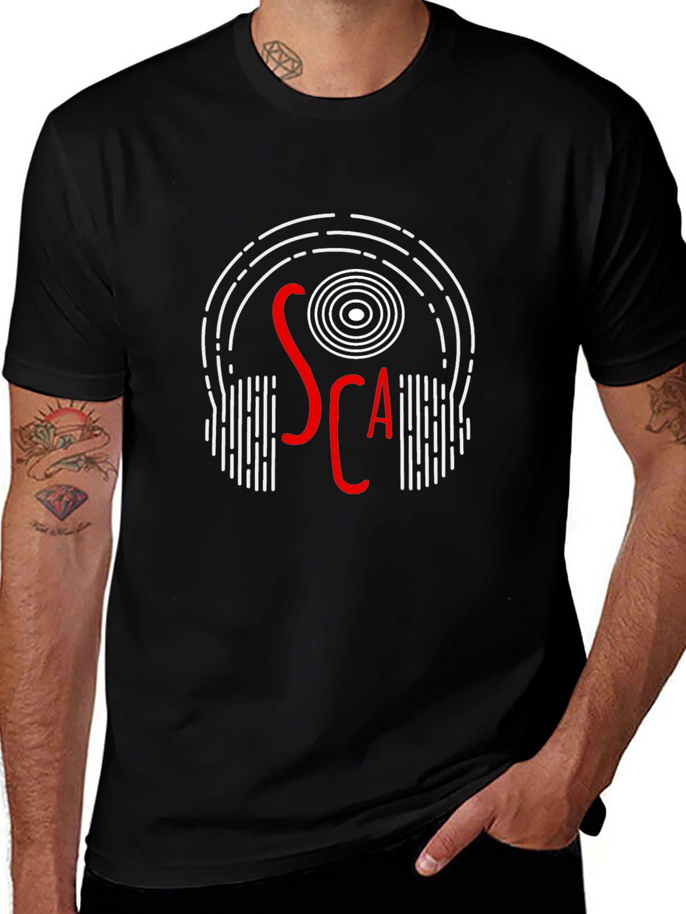 Camiseta Negra con Diseño de Auriculares y Texto SCA
